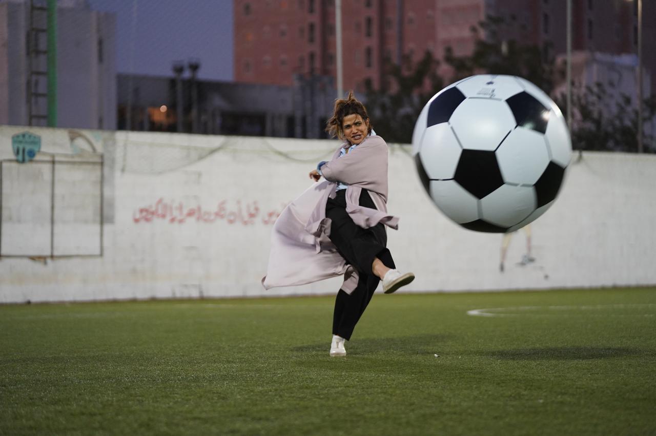 مرام البتيري على أرض الملعب، تعبّر عن شغفها الكبير بكرة القدم