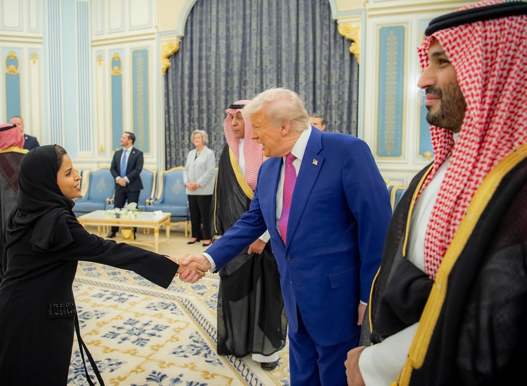 مرام الجهني في استقبال الرئيس الأمريكي بعباية من تصميم علامة AMARAH الصورة من حساب العلامة