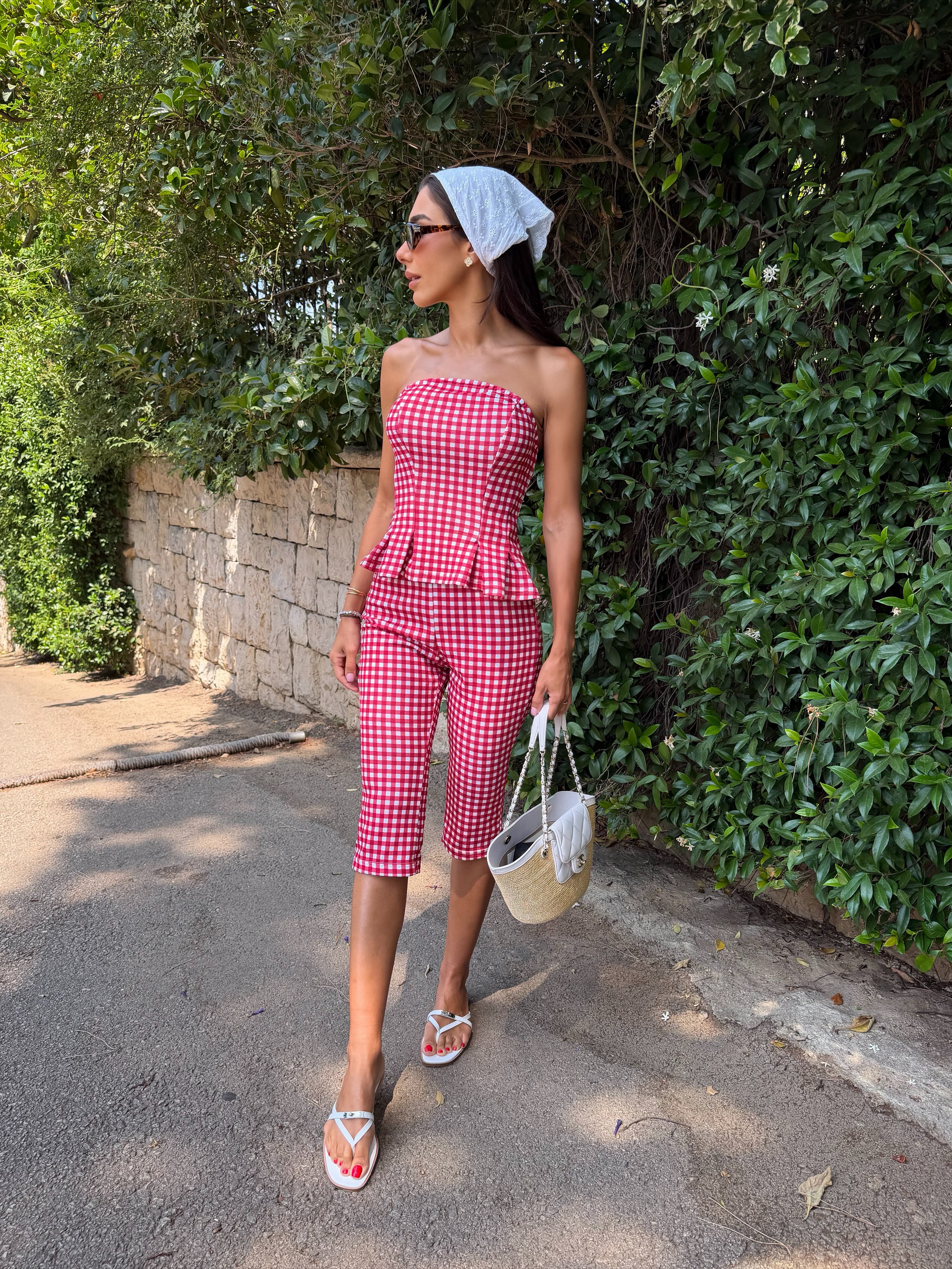 مرام زبيدة بطقم كامل بصيحة الكاروهات بالأحمر والأبيض