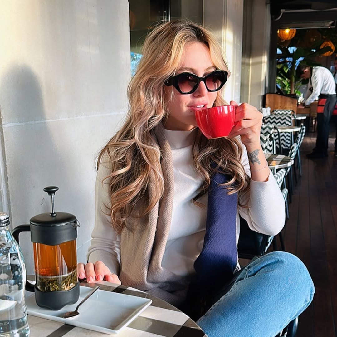 مرام علي ببلوزة صوف وشال