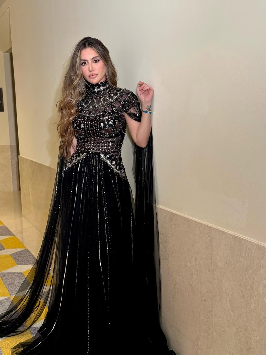 مرام علي بفستان طويل باللون الأسود الموحد من توقيع طوني ورد