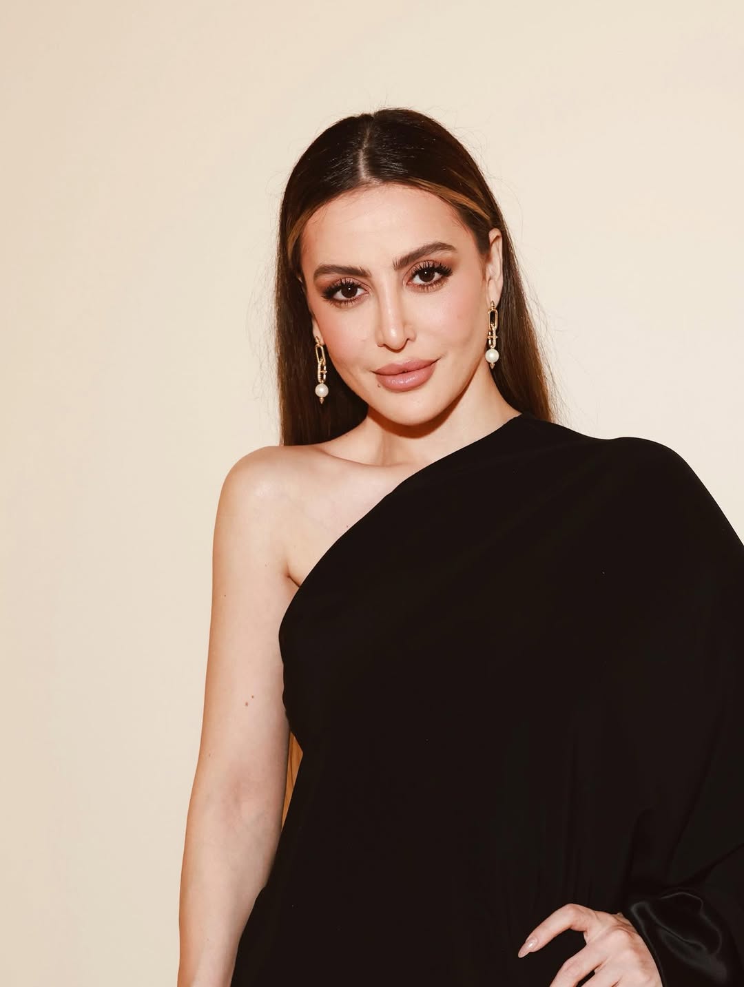 مرام علي بإطلالة جمالية كلاسيكية ساحرة