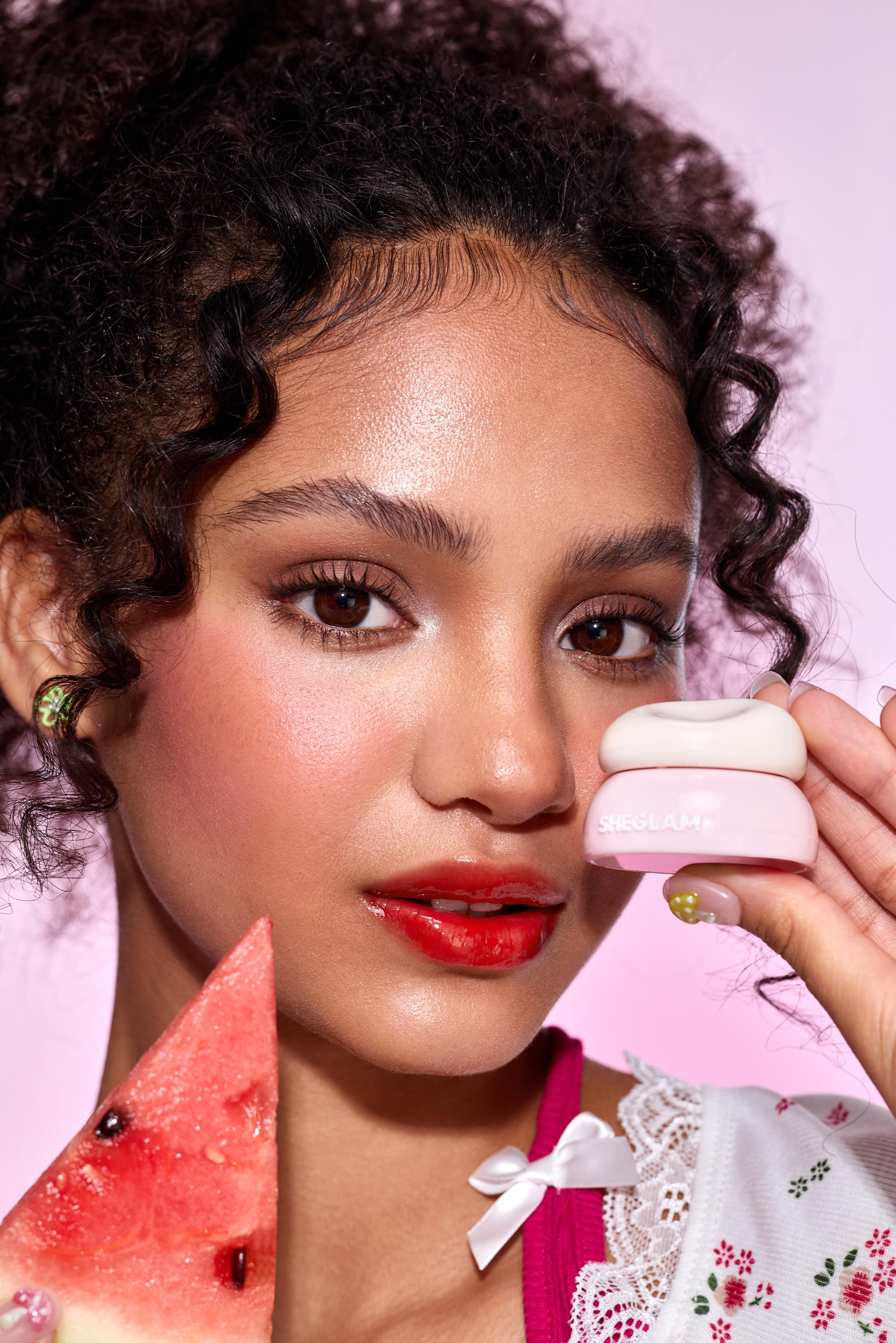 مرطب الشفاه الهلامي Hydra Jelly Pocket Lip Jam للحصول على لمعة وترطيب لمكياج عيد مشرق من علامة SHEGLAM
