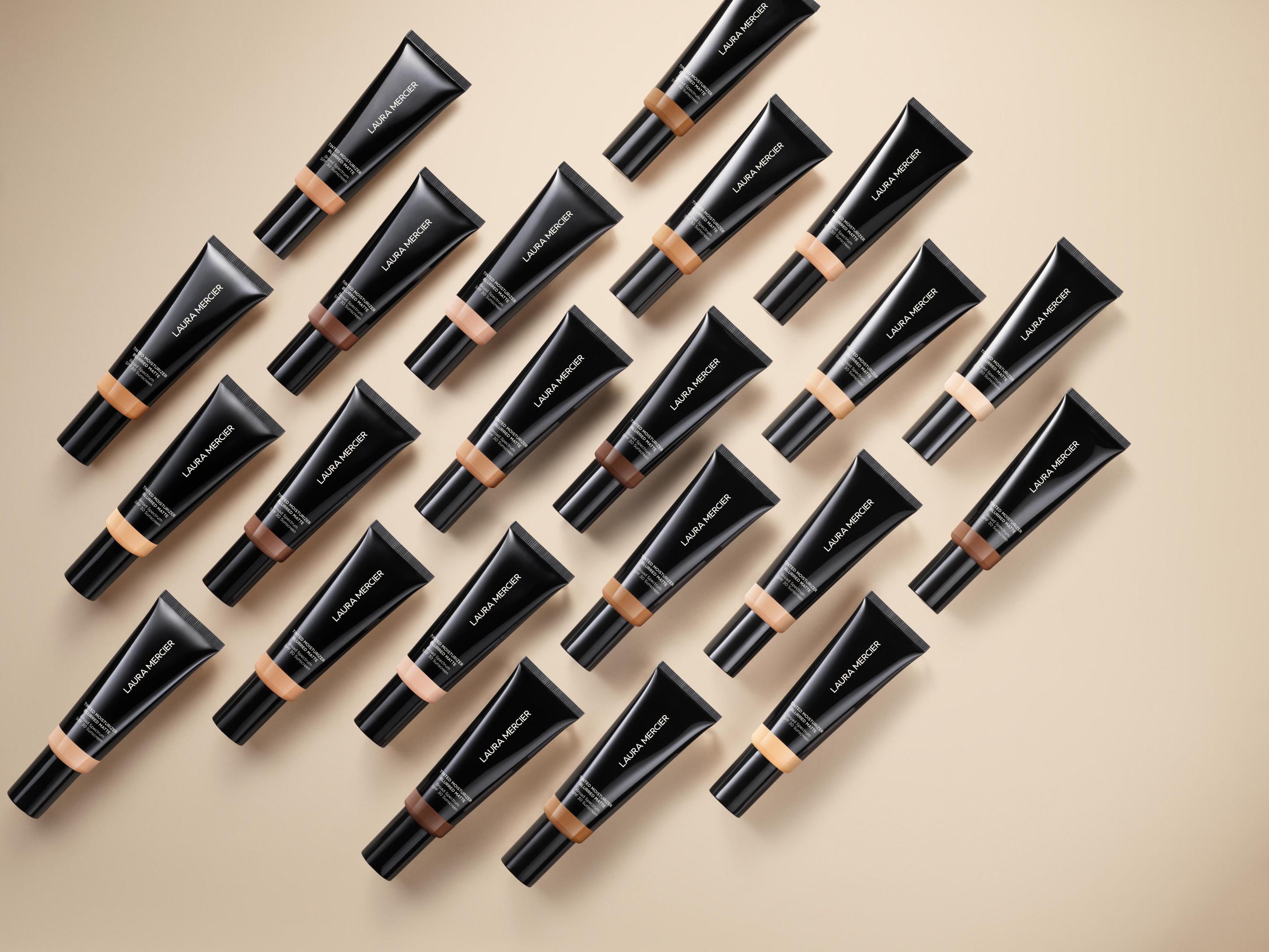 مرطّب ملوّن بلمسة مطفّية ضبابية مع عامل حماية SPF 30