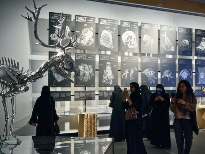 مركز الدرعية لفنون المستقبل يفتتح معرض من الأرض