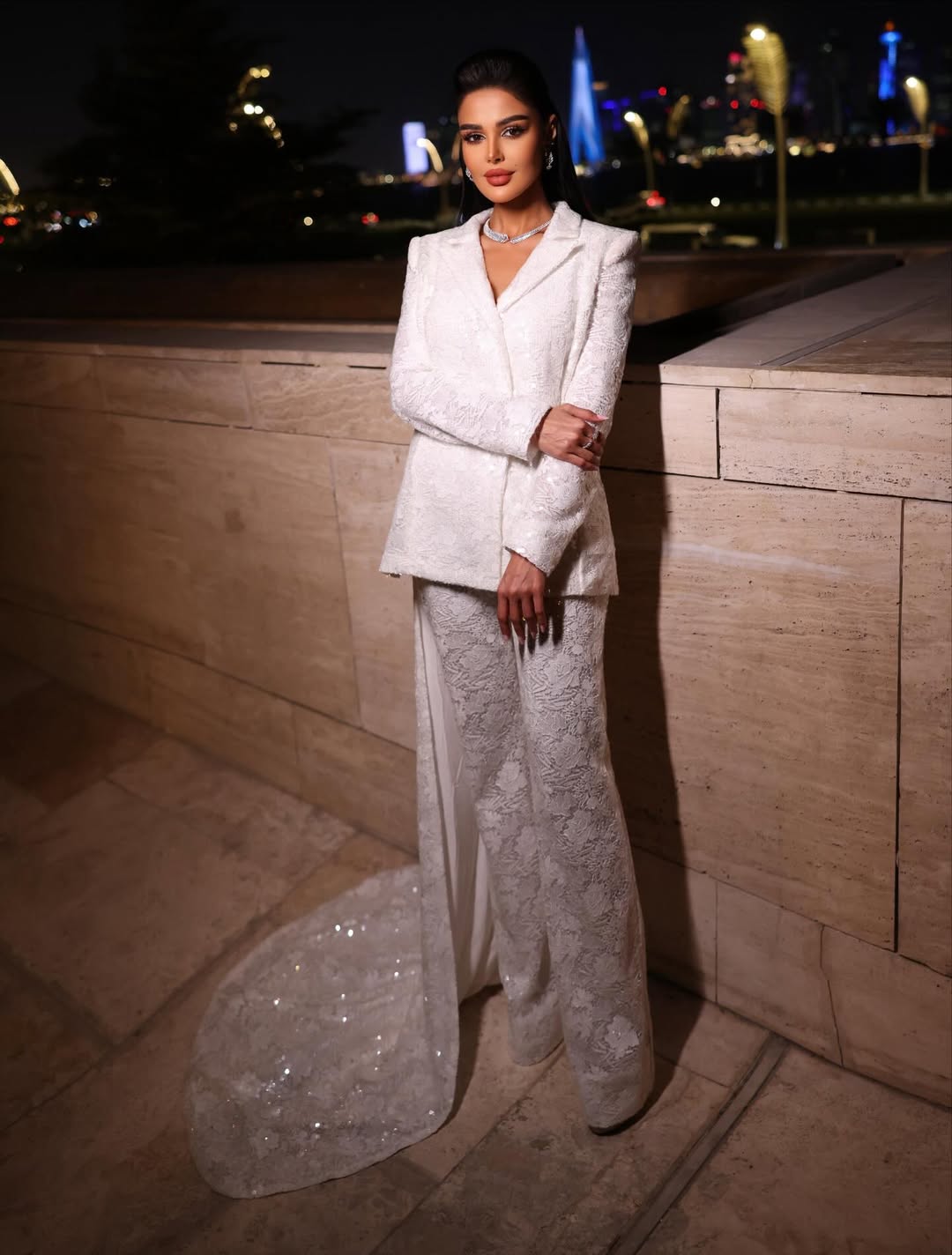 مرمر ببدلة نسائية باللون الأبيض الموحد