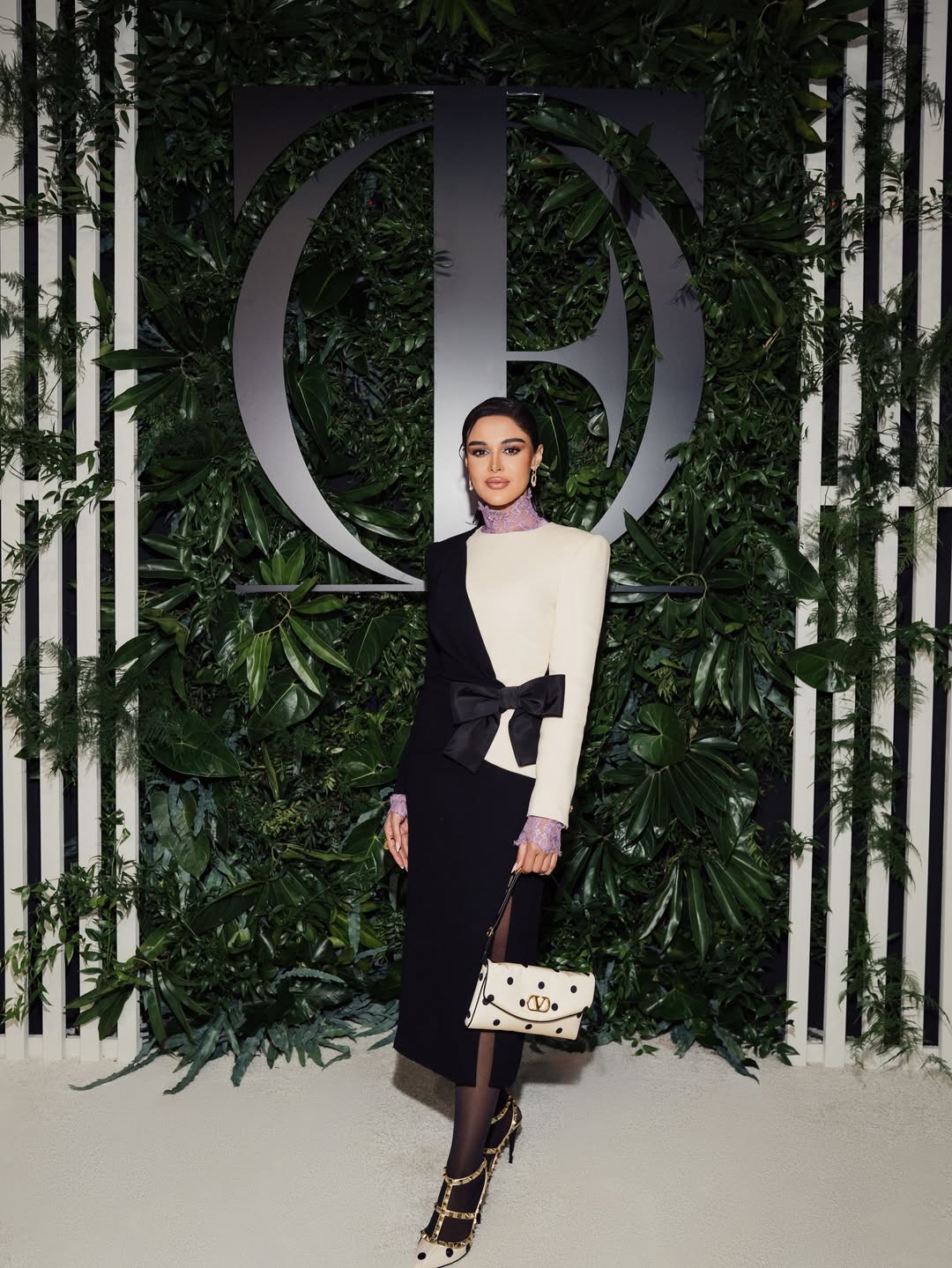 مرمر بتنورة ميدي مستقيمة باللون الأسود مزين بشق جانبي مع جاكيت