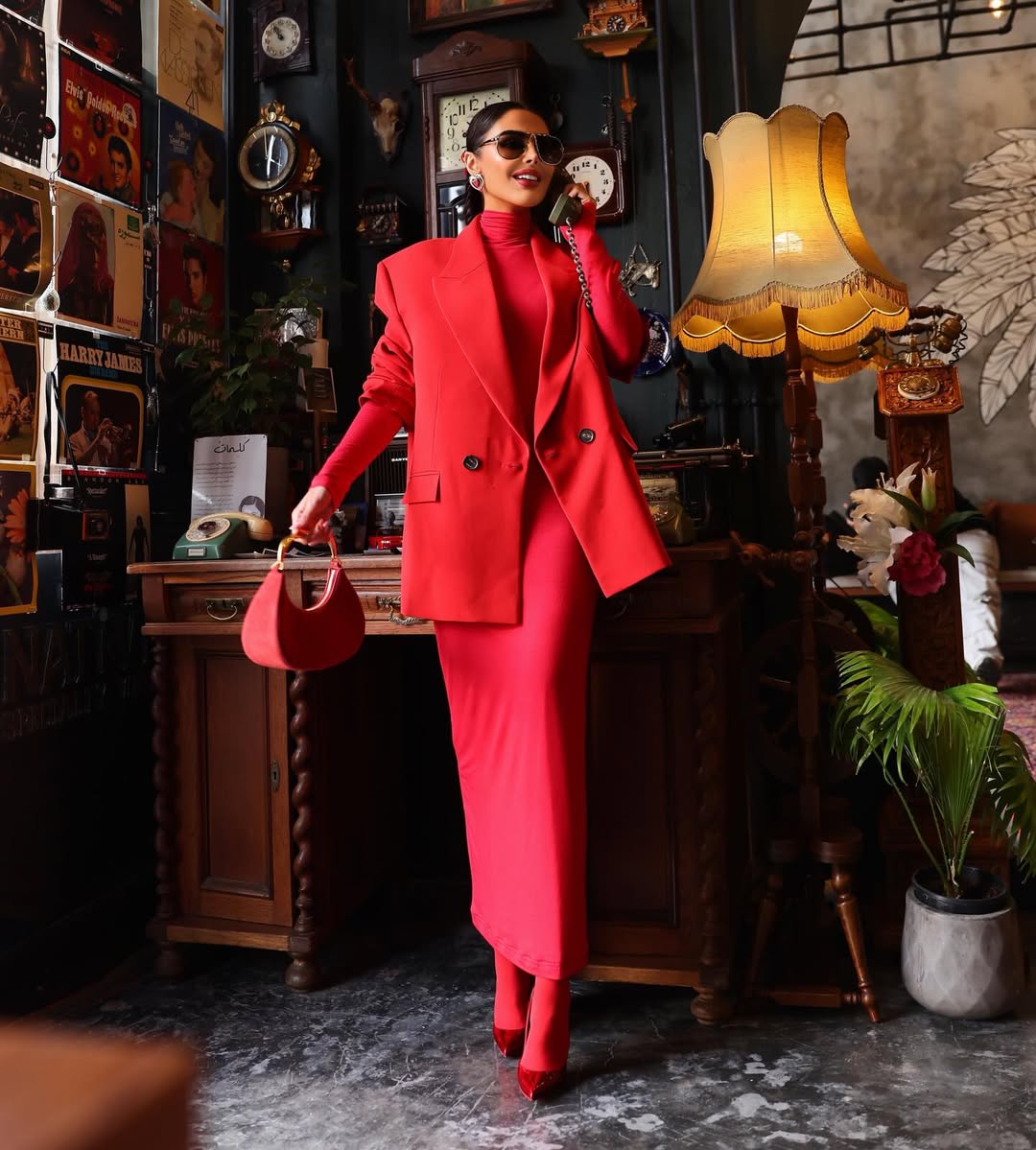 مرمر بستايل مونوكروم عصري باللون الأحمر الناري من توقيع Bouguessa