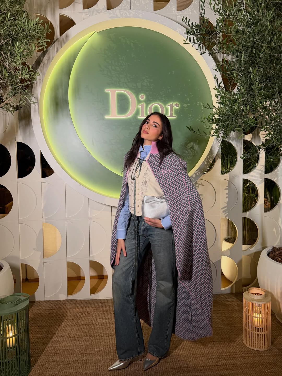 مروة الهاشمي بستايل بنطال الدنيم الداكن مع قميص أزرق فاتح اللون