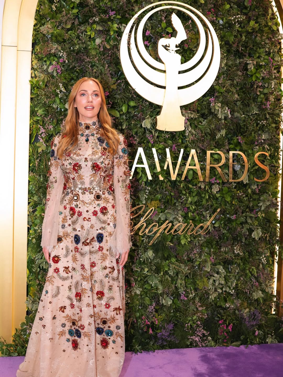 مريم أوزرلي ترتدي فستانا محتشما بلون نيود فاتح زينته بتطريزات الورود الملونة