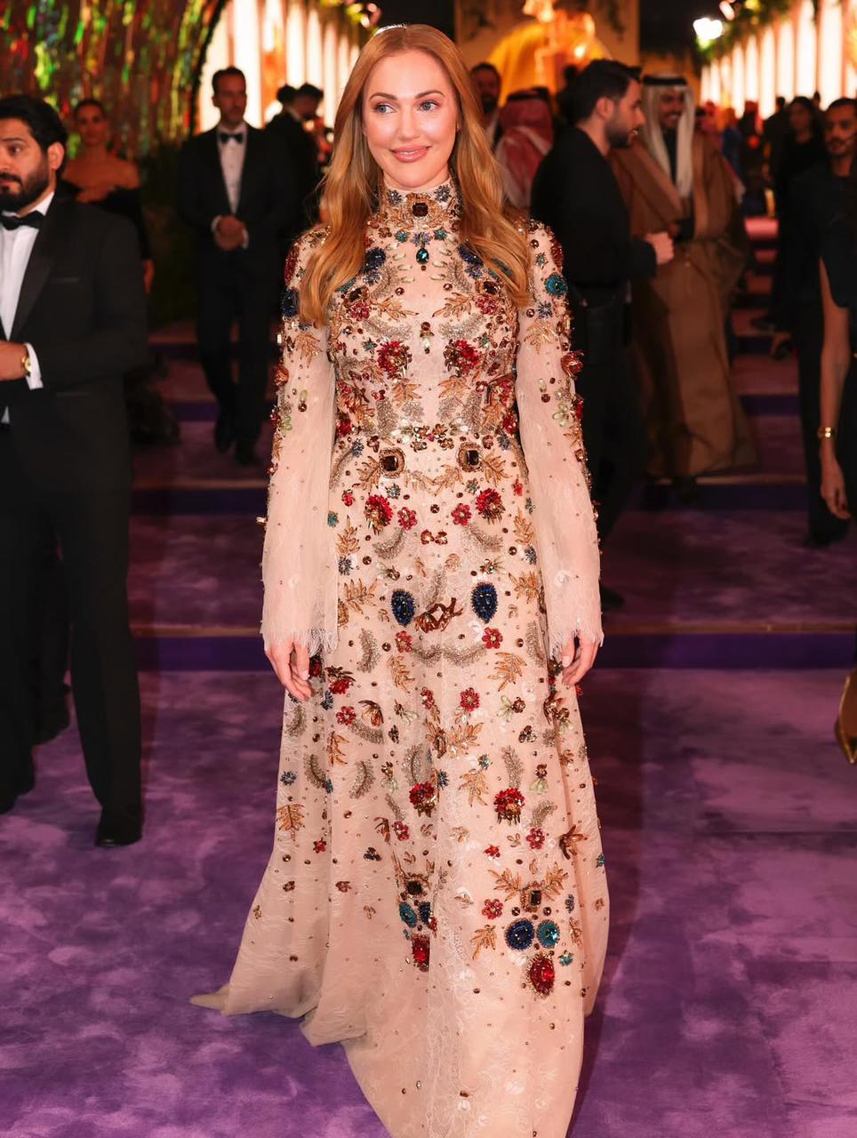 مريم أوزيرلي بفستان مرصّع بالأحجار الملونة