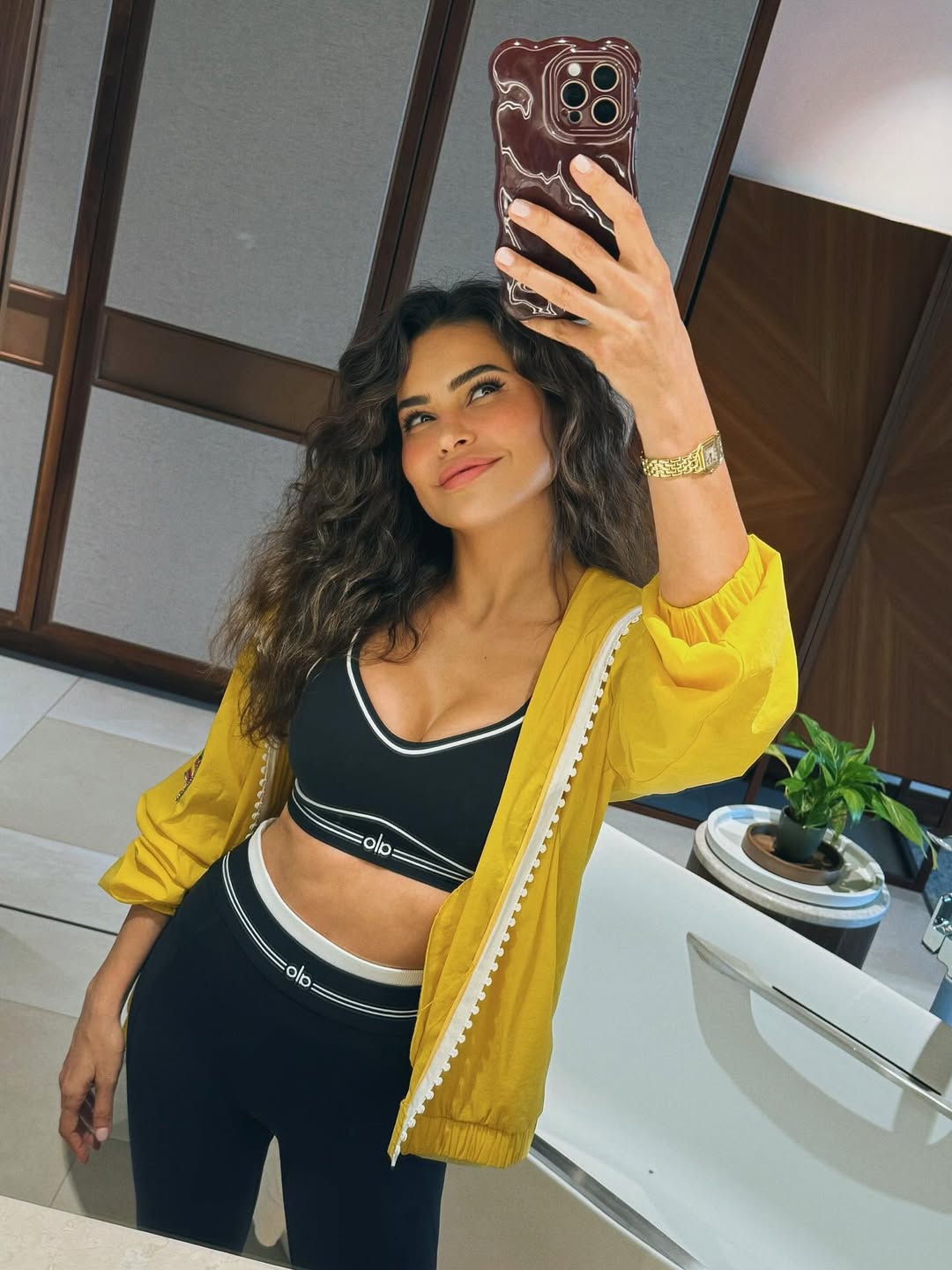 مريم الأبيض أطلت بستايل ليجن أسود مع كروب توب