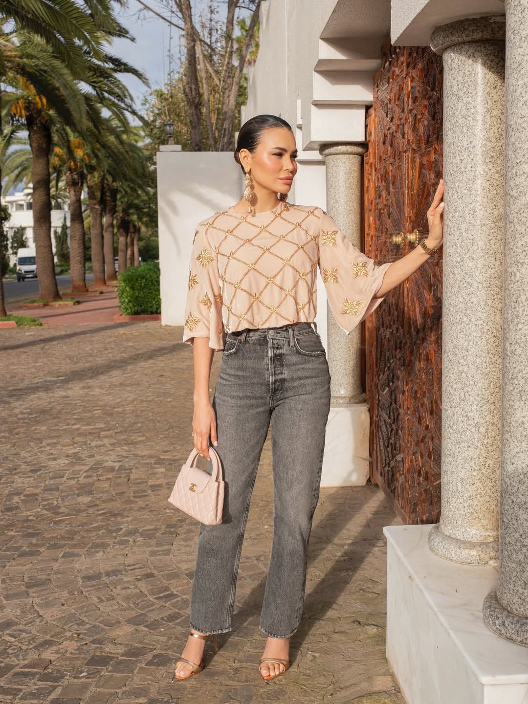 مريم الأبيض بالبنطال بأرجل مستقيمة تلامس الكاحل