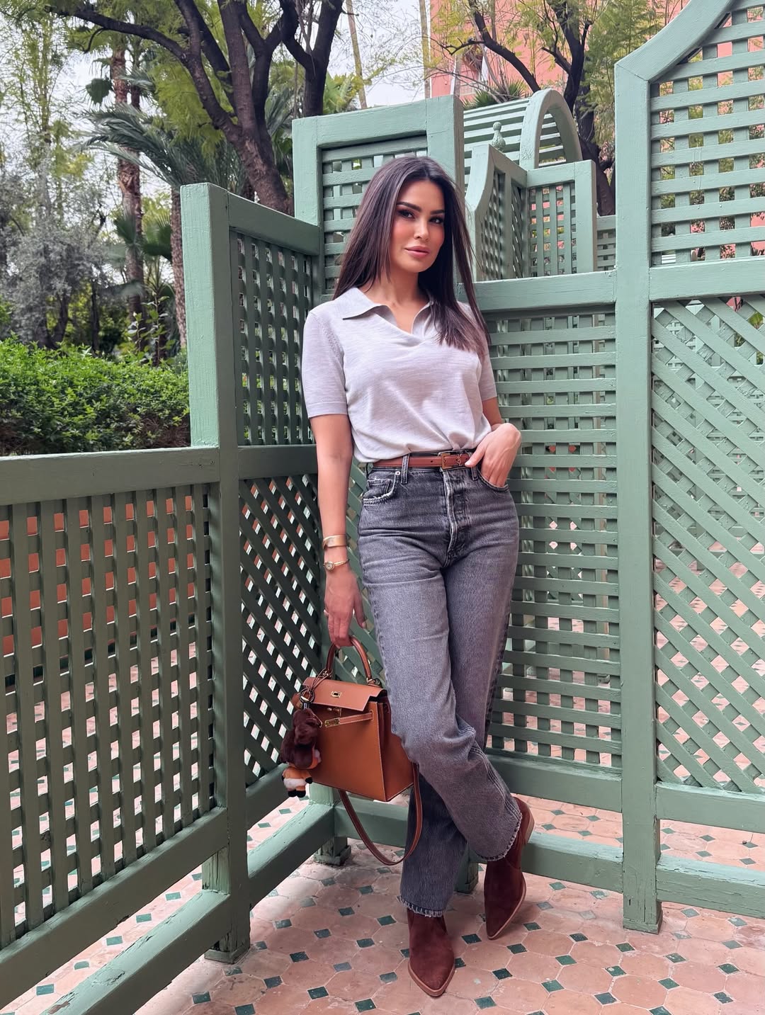 مريم الأبيض ببنطال الجينز بلون داكن بأرجل مستقيمة