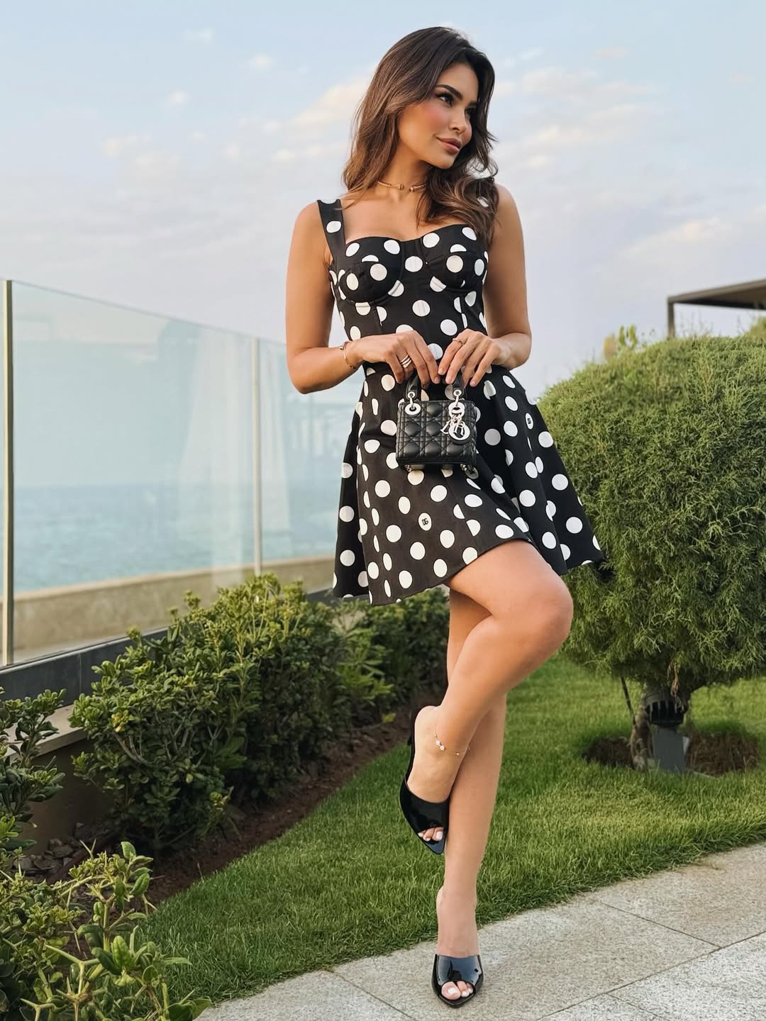 إطلالة مريم الأبيض بفستان البولكا دوت