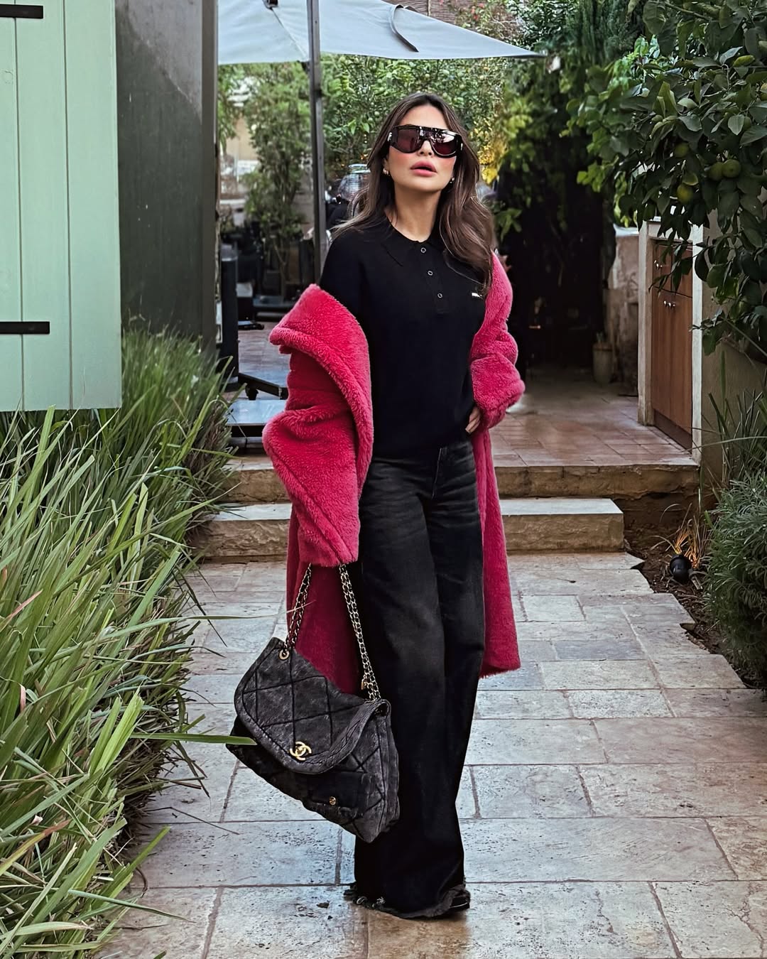 مريم الأبيض بمعطف صوفي بقصة أوفر سايز باللون الفوشيا