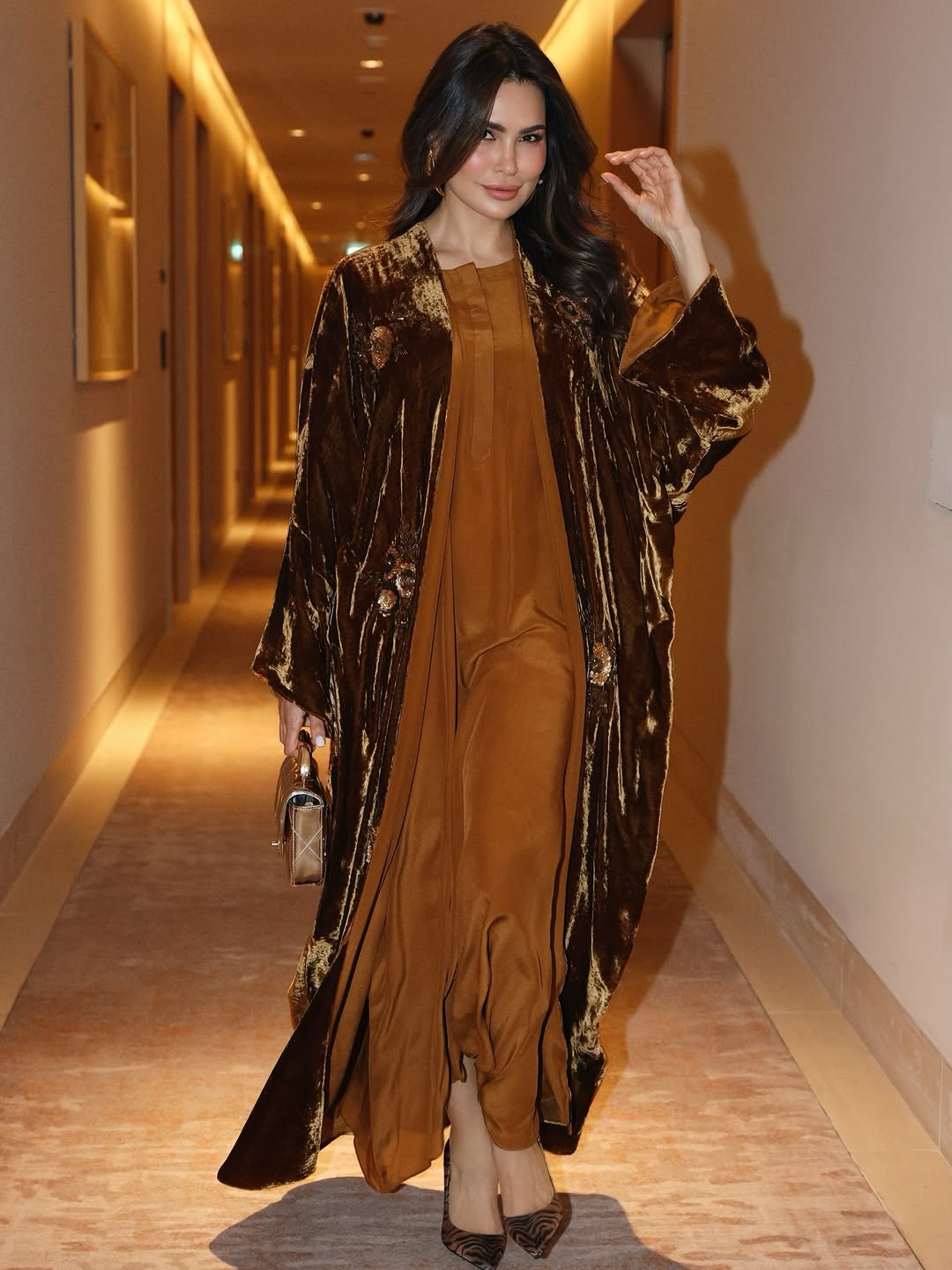 إطلالة مريم الأبيض بعباءة تجمع سحر الحرير مع المخمل