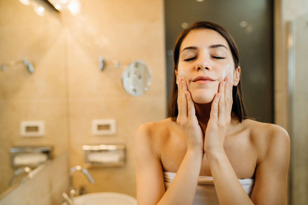 مزج العسل مع زيت اللوز ليلاً علاج للبشرة الجافة