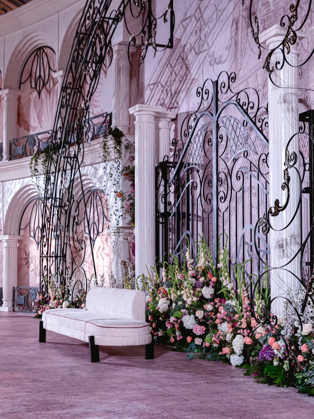 مزج الكوشة البيضاء مع زينة من اللون الأسود