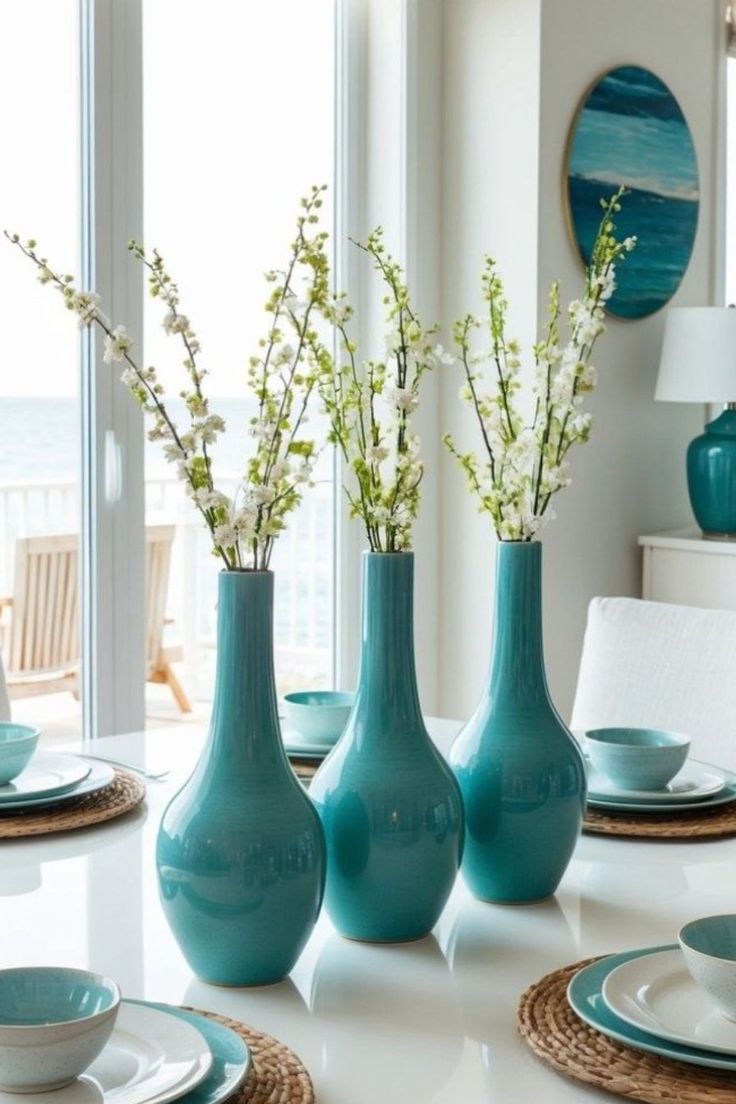 مزهريات فيروزية النغمات تزين غرفة الطعام