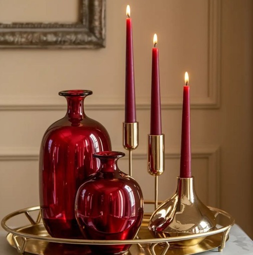 مزهريات وشموع بالأحمر الداكن