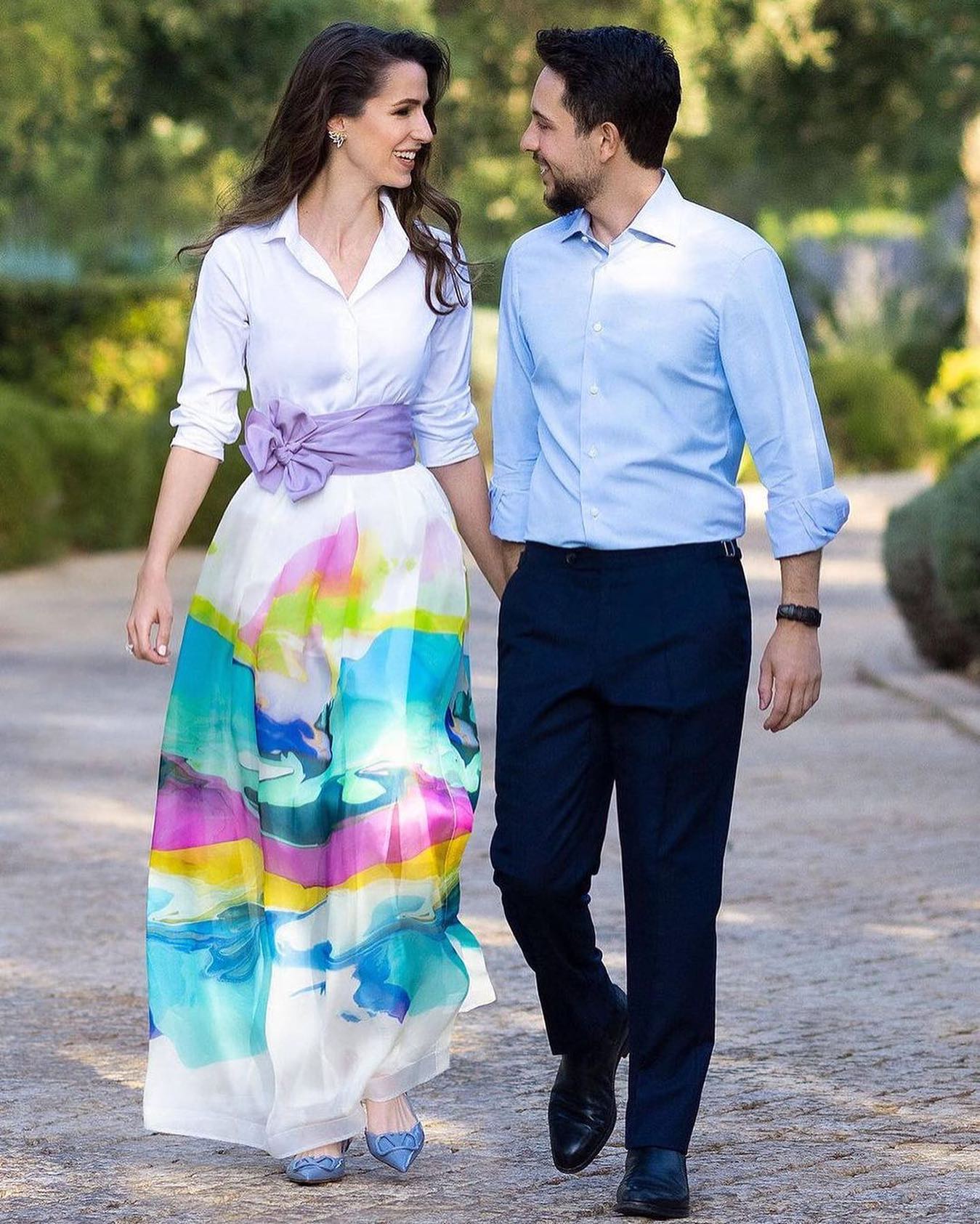 مزيج من الألوان الزاهية مع قميص أبيض من اختيار الأميرة رجوة