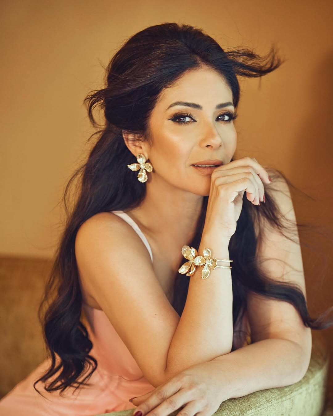 مساج الوجه اختيار منى زكي لمحاربة التجاعيد (2)