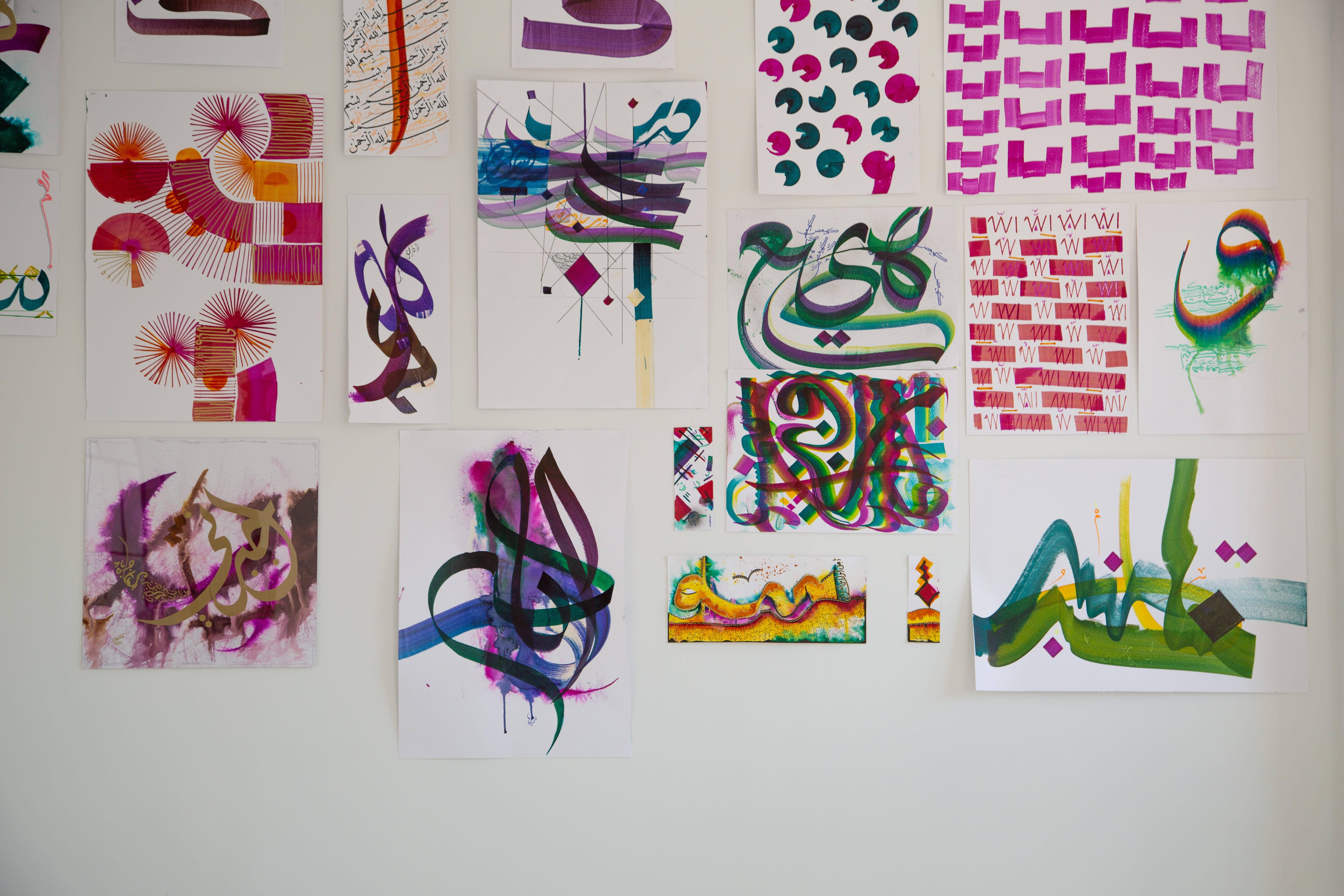 مساحات إبداعية تُعيد كتابة علاقة الحرف بالفن المعاصر