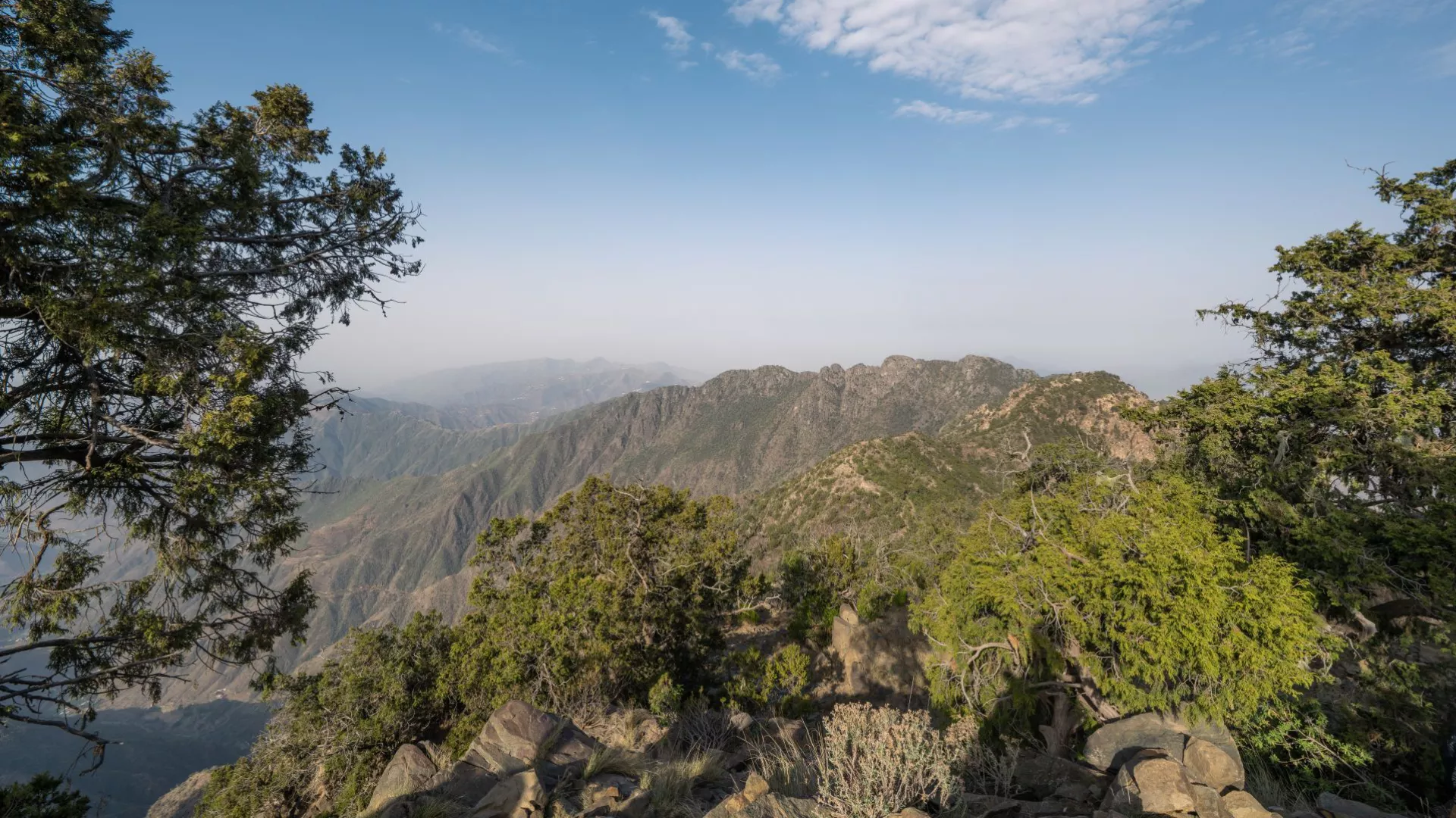 مسارات خفية تزيد من روعة تجربة زيارة جبال عسير المهيبة