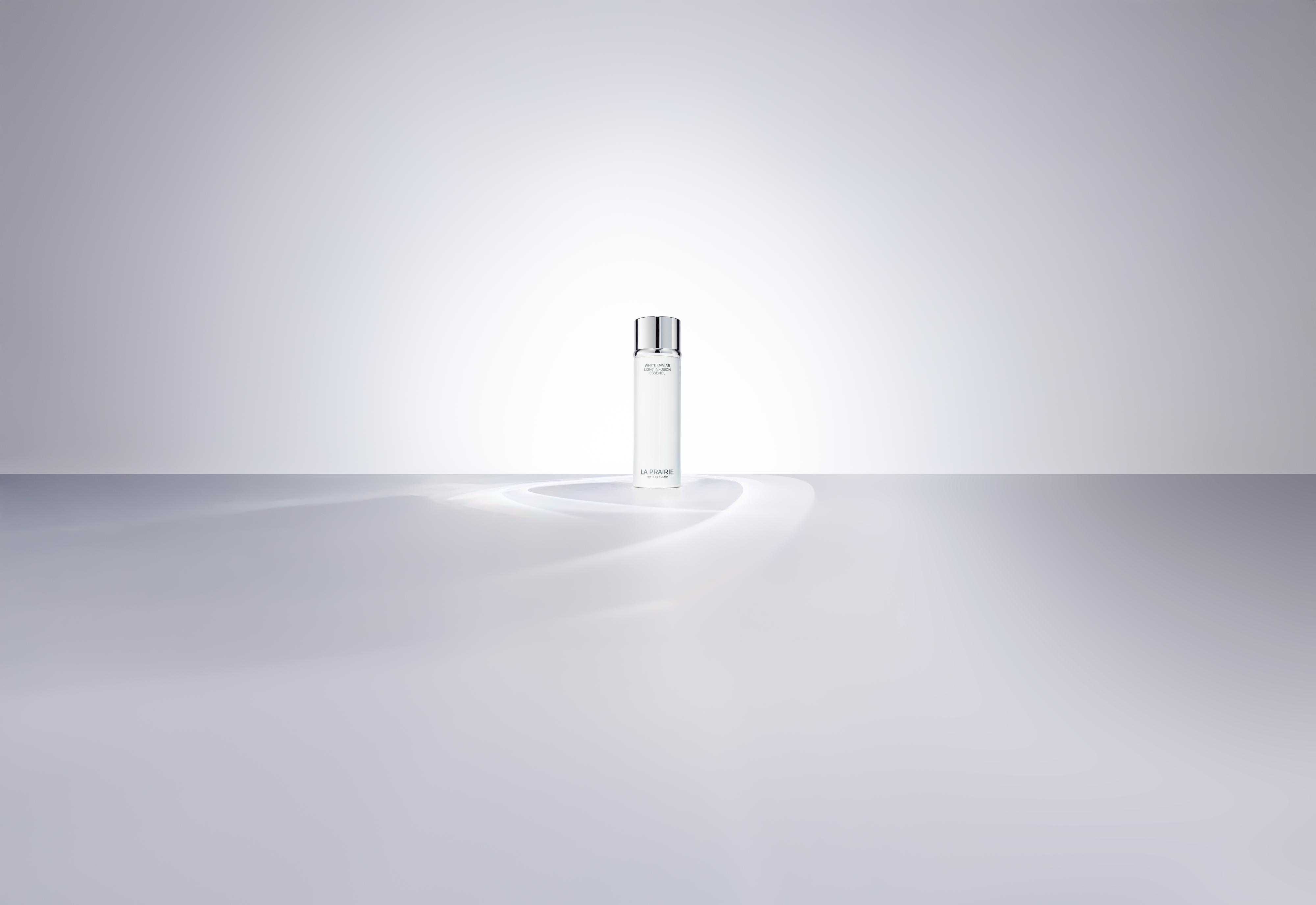مستحضر المُضيء بقوام اللوشن  WHITE CAVIAR LIGHT INFUSION ESSENCE  من La Prairie