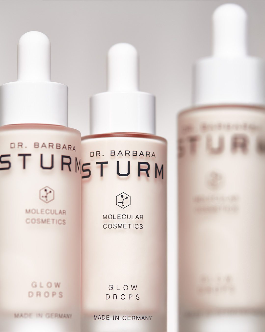 مستحضر Glow Drops من علامة Dr. Barbara Sturm