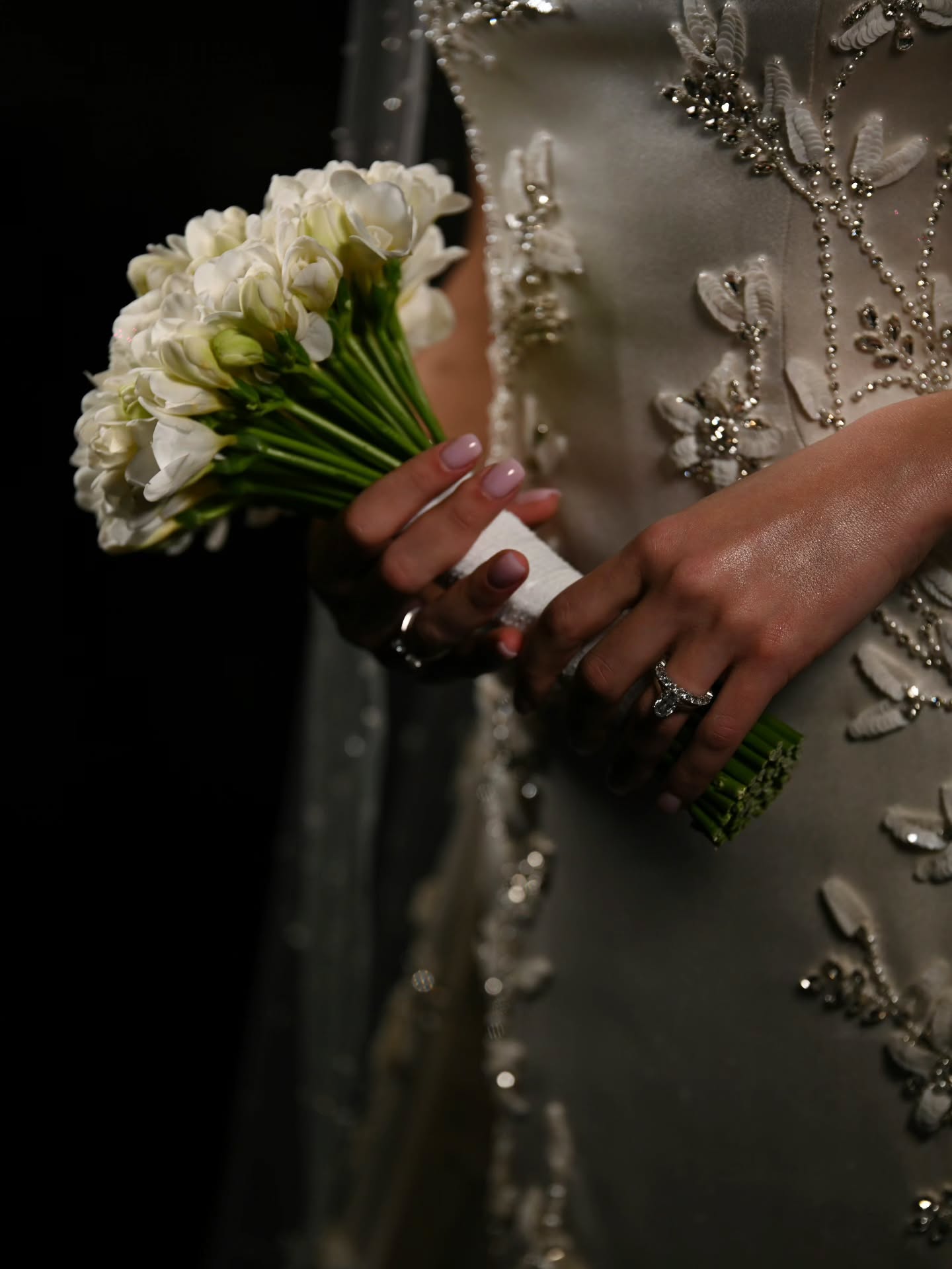 مسكات العروس من زهور الفريزيا البيضاء