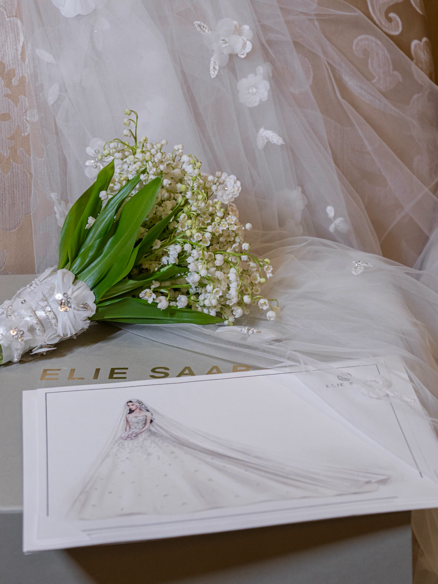 مسكة عروس من ورود زنبق الوادي