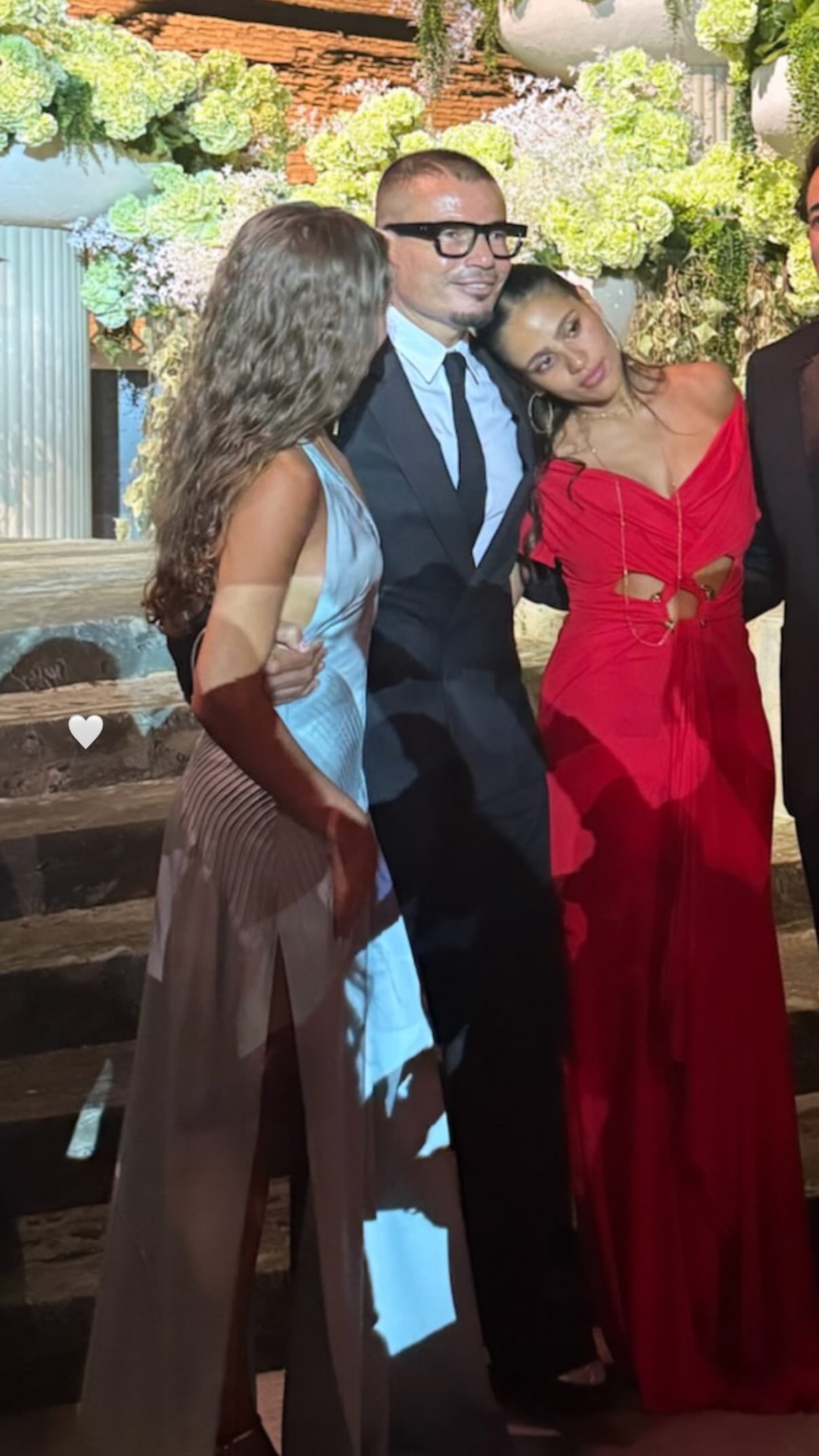مشاهد عائلية متعددة لـ عمرو دياب مع أبنائه