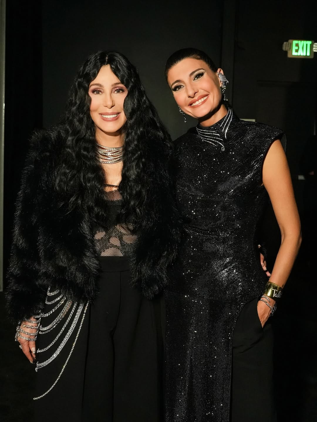 مصممة المجوهرات جيوفانا إنجلبرت بفستان مجسم طويل باللون الأسود