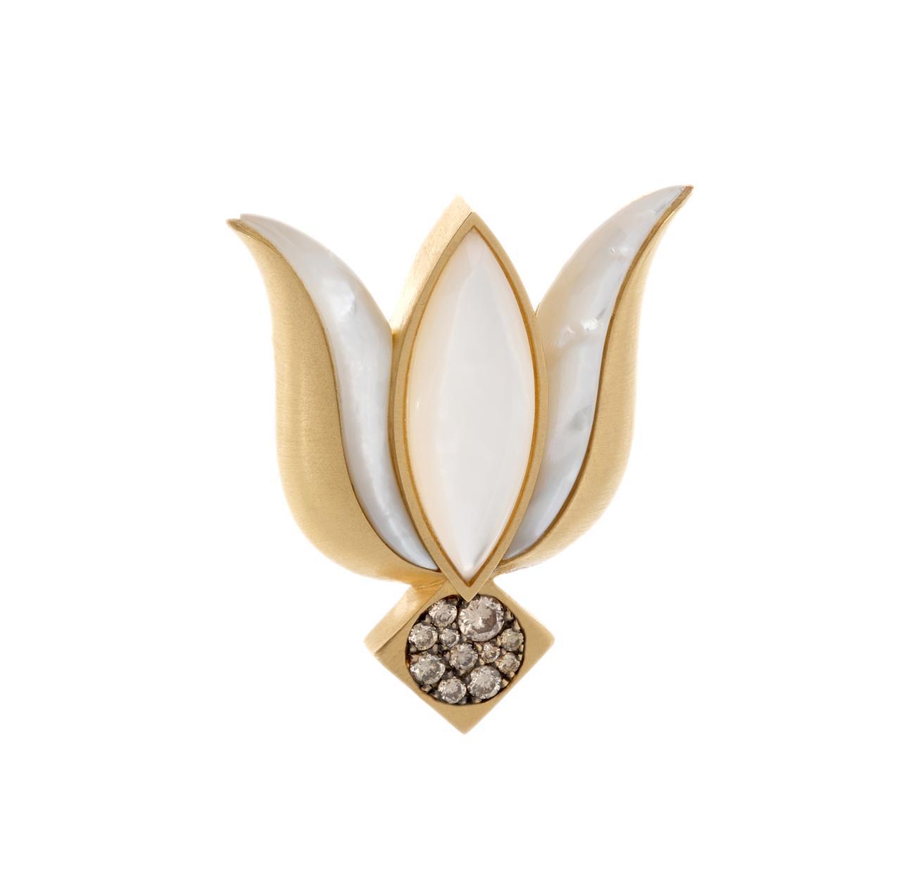 البروش مصنوع من الذهب عيار 18 قيراطاً ومرصّع بألماس بلون شامبين.