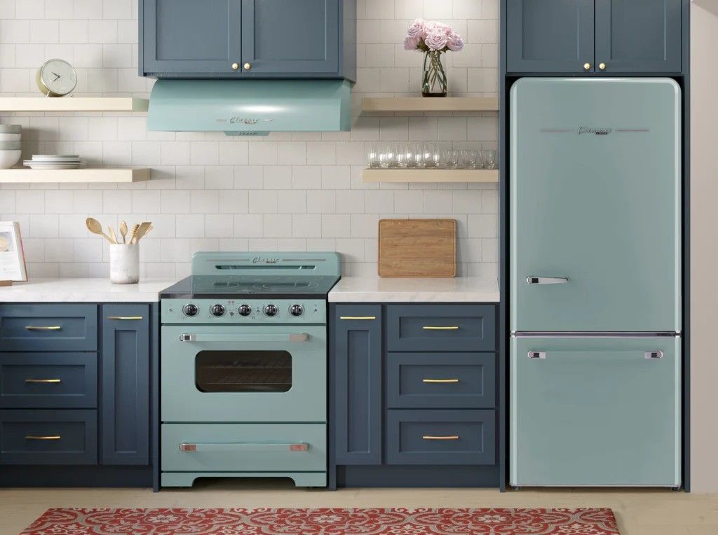 مطبخ بأجهزة منزلية ملونة