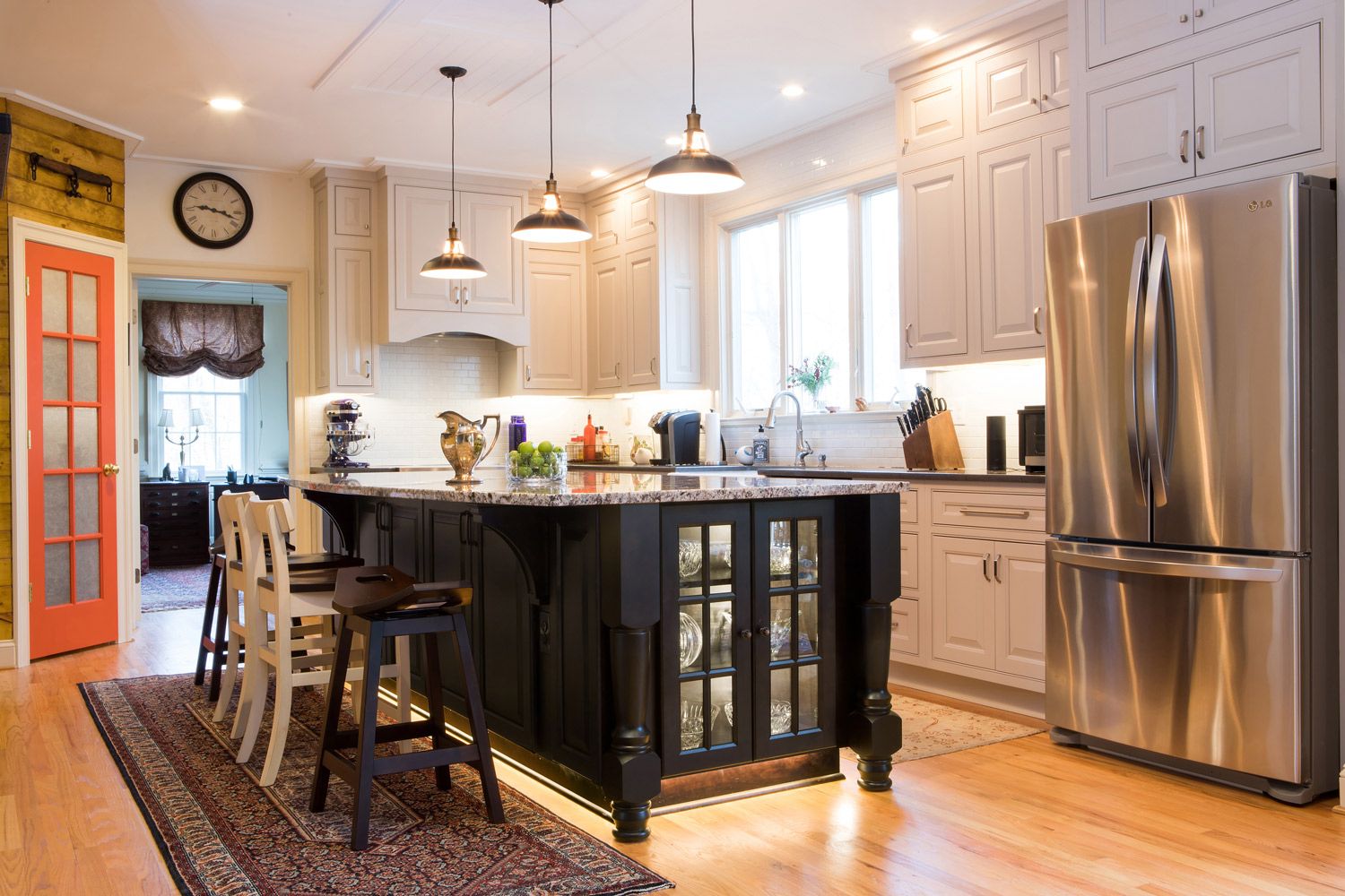 مطبخ بتصميم متعدد الطبقات من الإضاءة