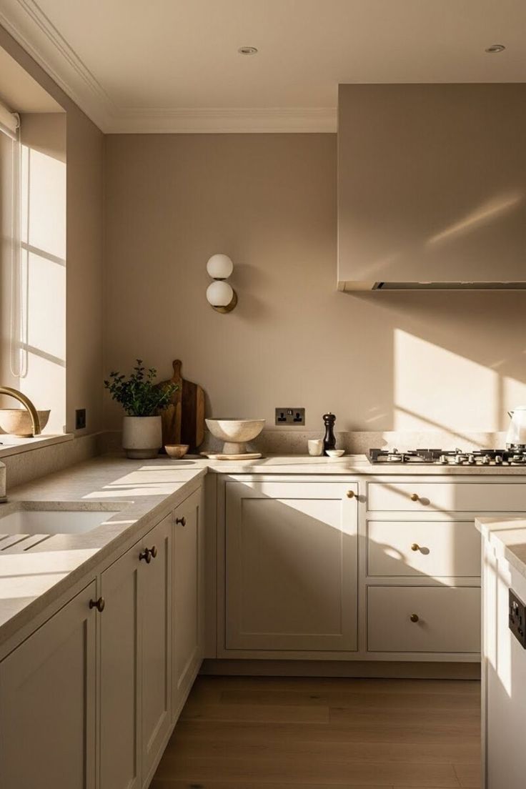 مطبخ بجدران بأحد الدرجات المحايدة للون الفطر