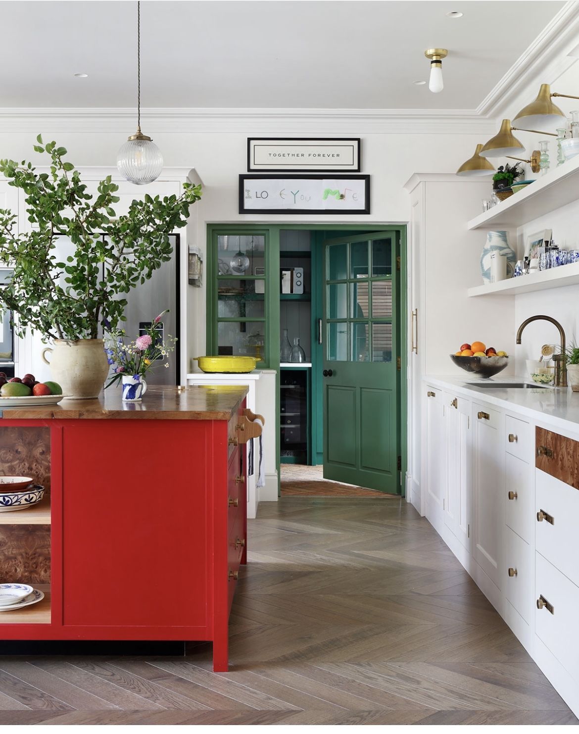 مطبخ بلوحة ألوان مميزة مثل الأحمر، الأخضر والأبيض