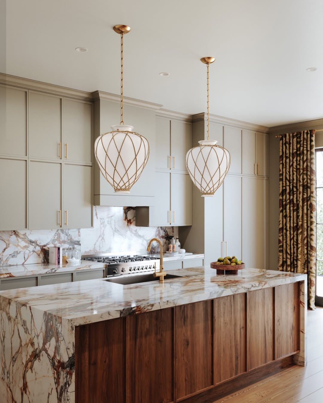 مطبخ مزين بثريات معلقة بتصميم نحتي مميز
