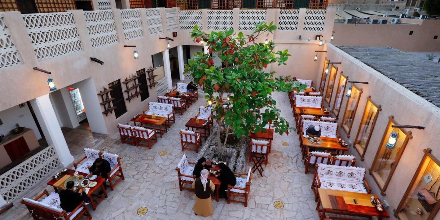 مطعم الخيمة التراثي… تجربة إماراتية أصيلة في قلب دبي القديمة