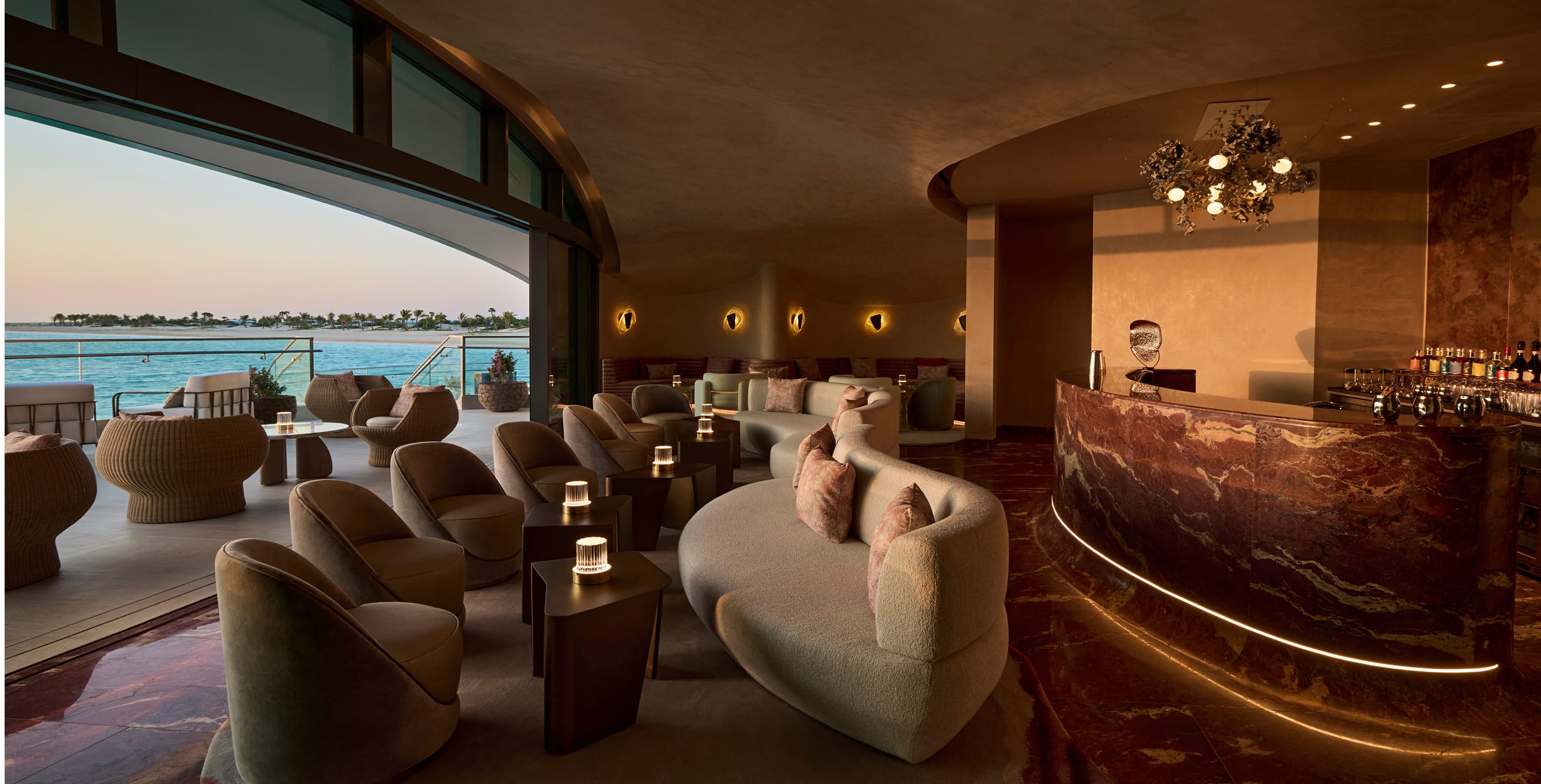 مطعم سوليرا.. عندما يلتقي البحر بالصحراء في تجربة حسية خلابة