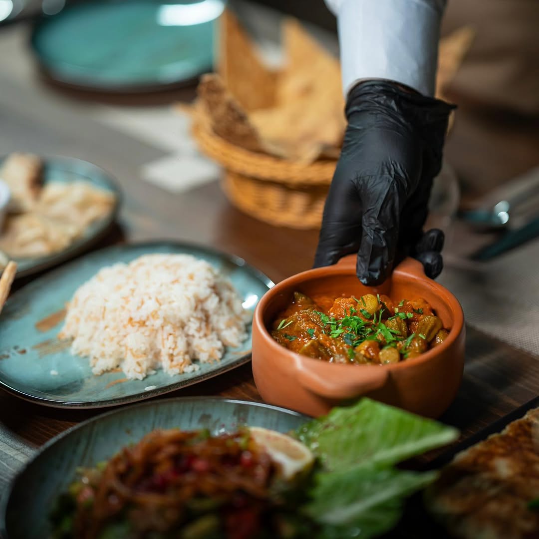 مطعم عريش النخيل تجربة سعودية لا تُنسى