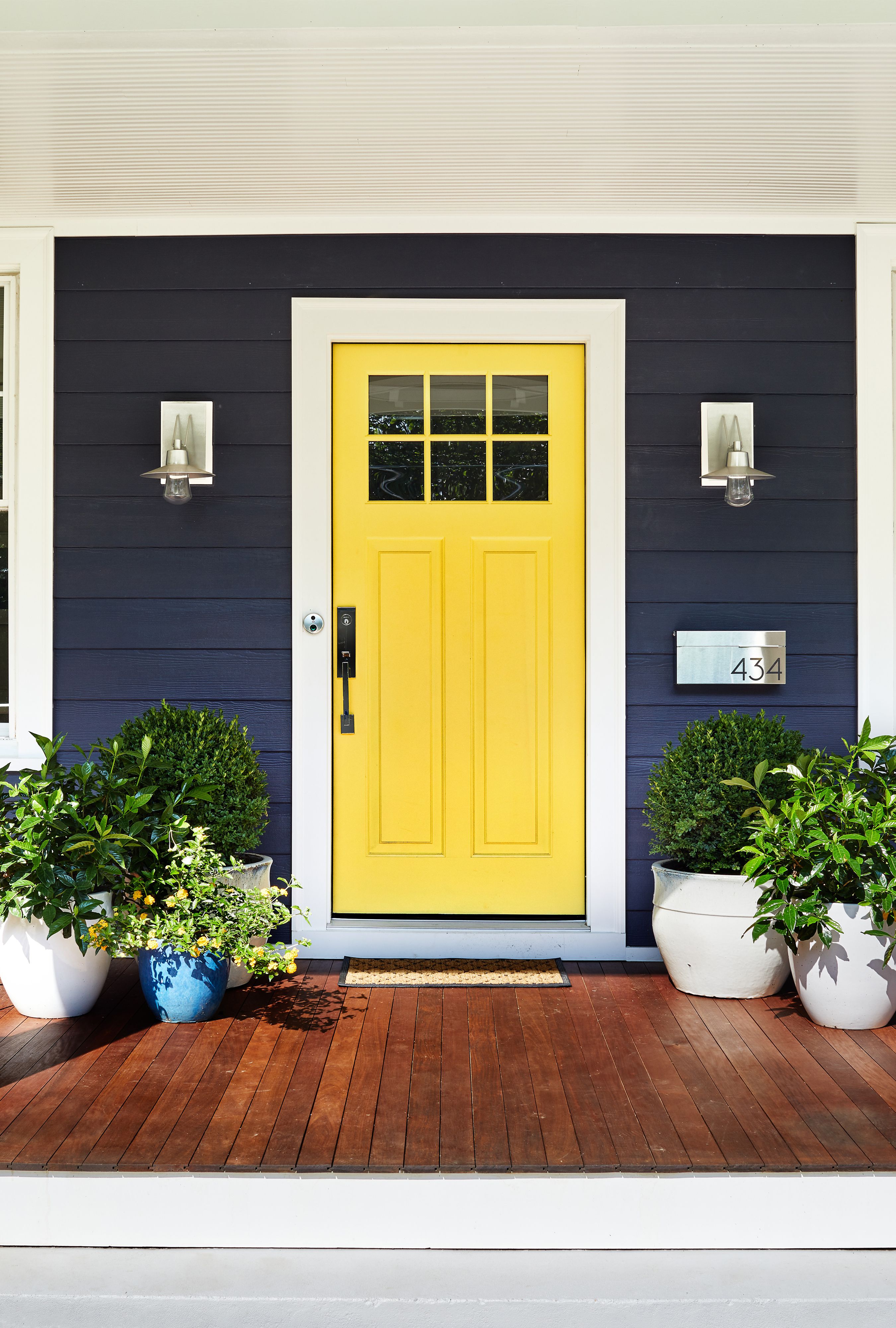 مع الألوان الجريئة للأبواب الأمامية، قد يشعر أصحاب المنزل بأنها لم تعد متناغمة مع ذوقهم