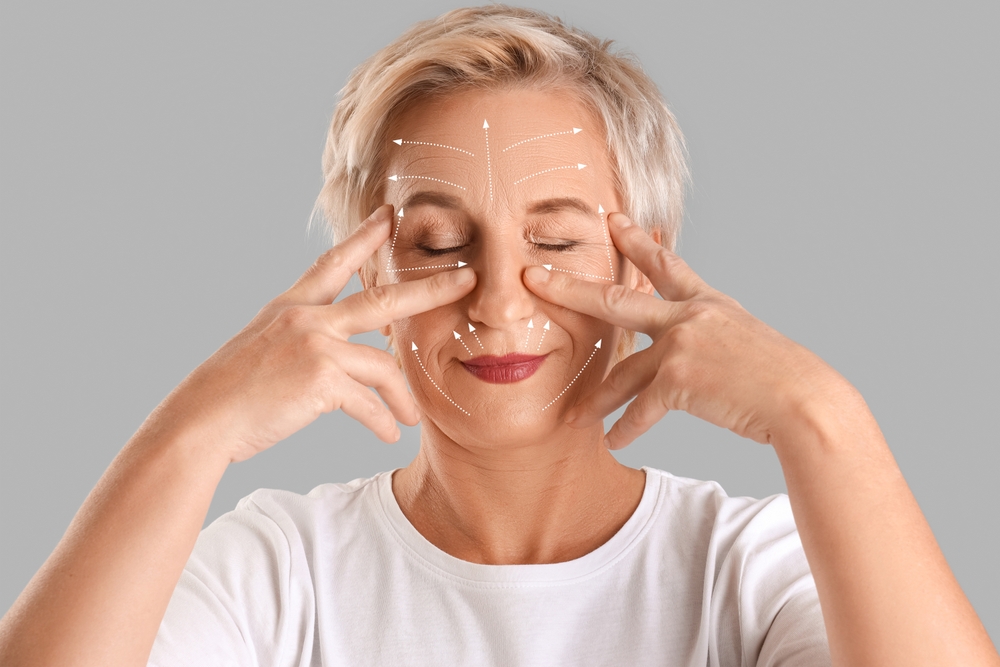 مع التقدم في العمر، تتراجع قوة هذه العضلات مما يؤدي إلى إرتخاء الجلد