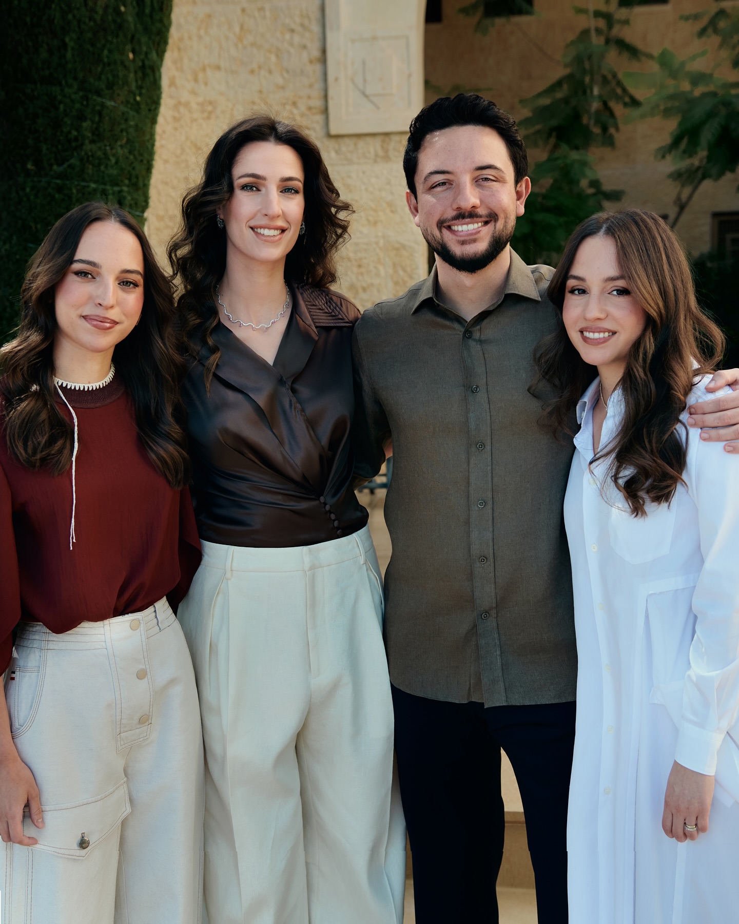 إطلالة الأميرة رجوة بالقميص البني برفقة عائلة زوجها