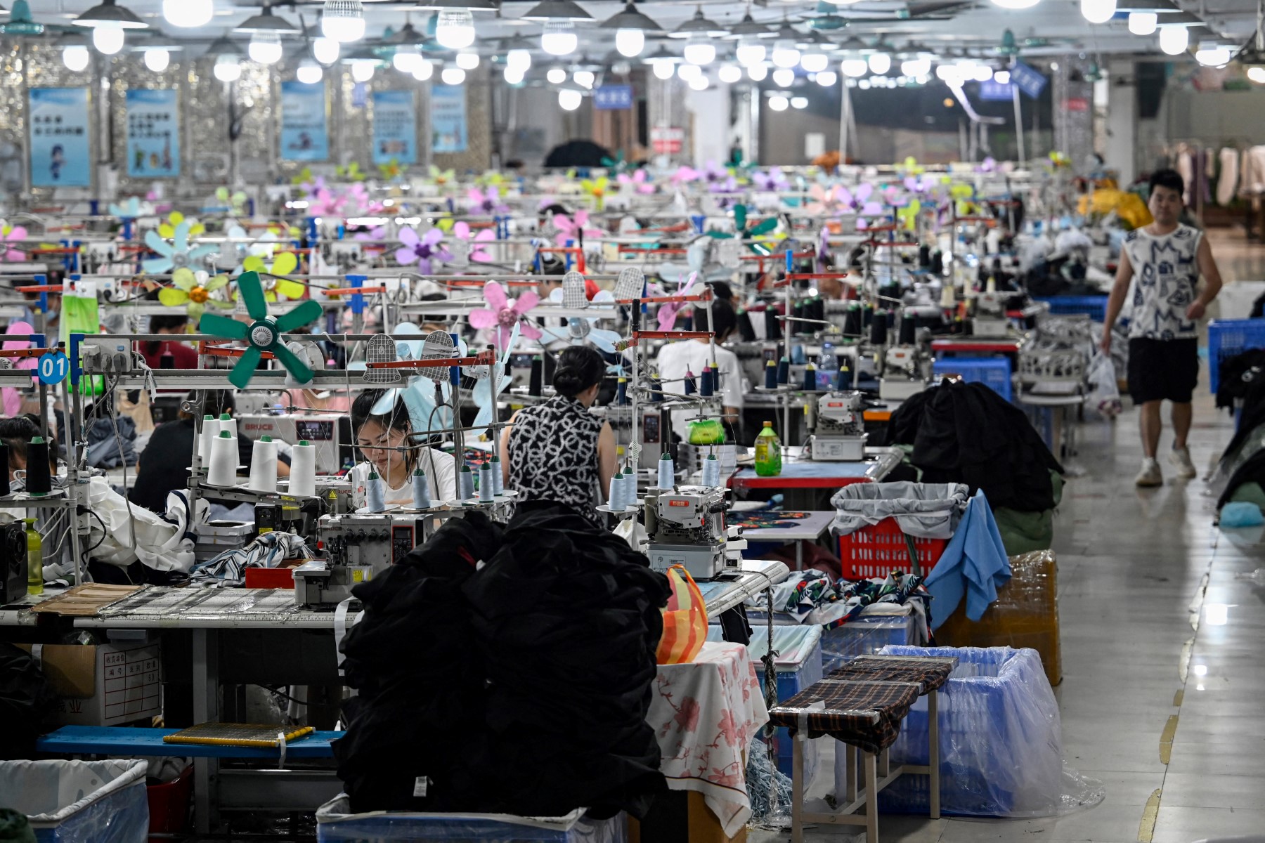 معامل الألبسة التي تنتج كميات كبيرة من الملابس وبأسعار زهيدة