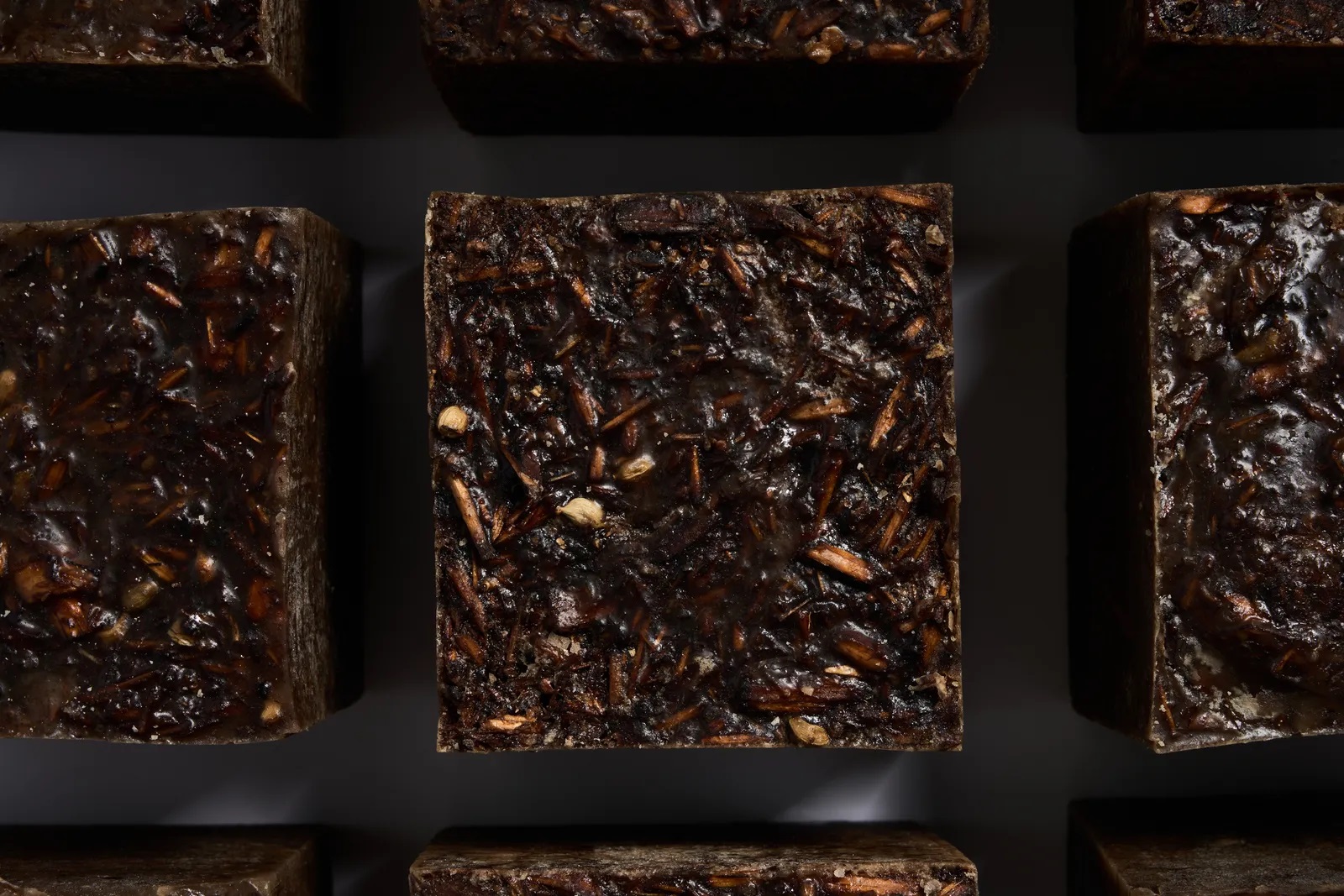 معرض أثر هياكل الذات ومقامات الانتماء للفنانة سارة عبده الصورة من موقع أثر