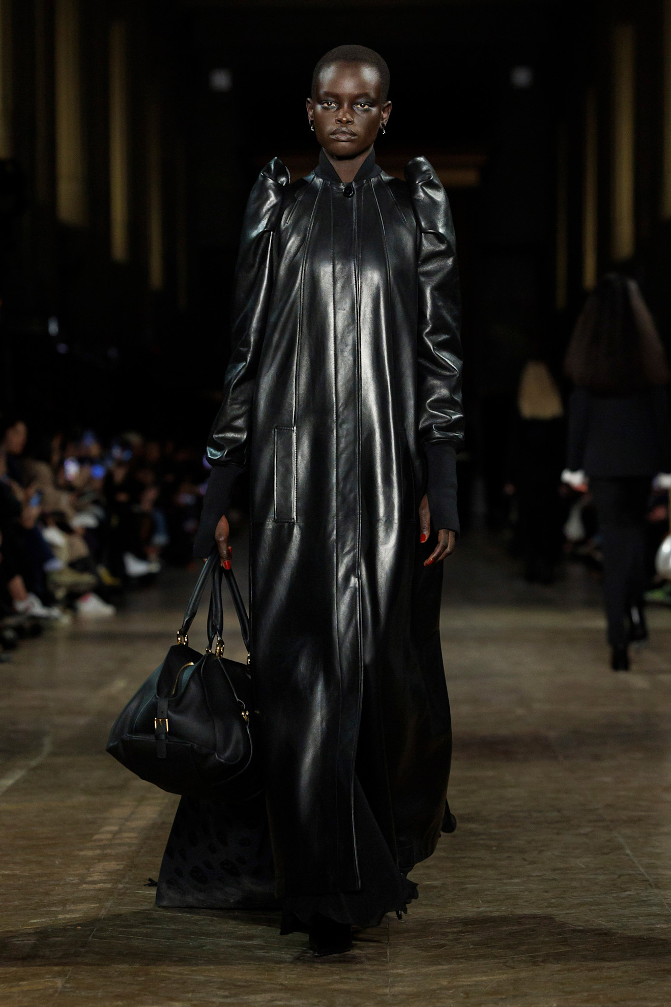 معطف أسود طويل من الجلد من Alexander McQueen